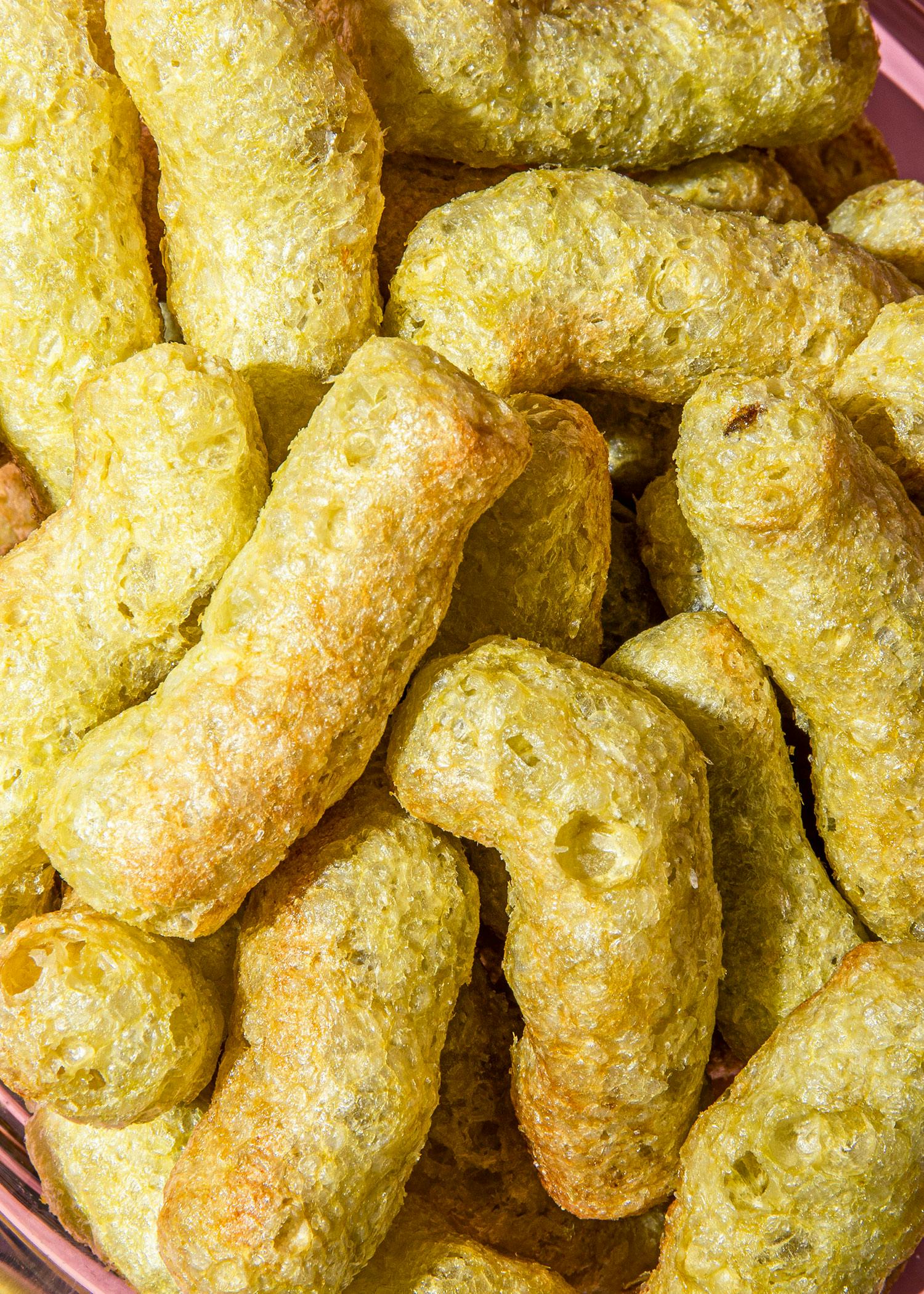 ein rosa Korb mit einem Haufen grüner Chips