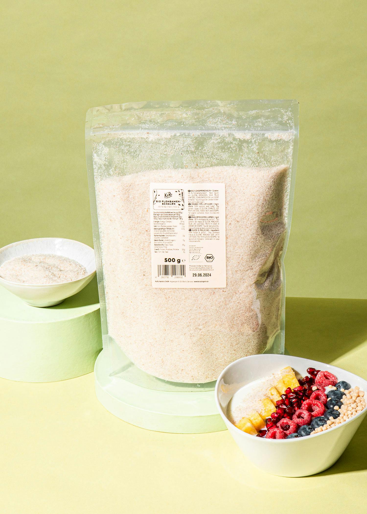 ein 500g-Beutel steht neben einer Schüssel mit Früchten