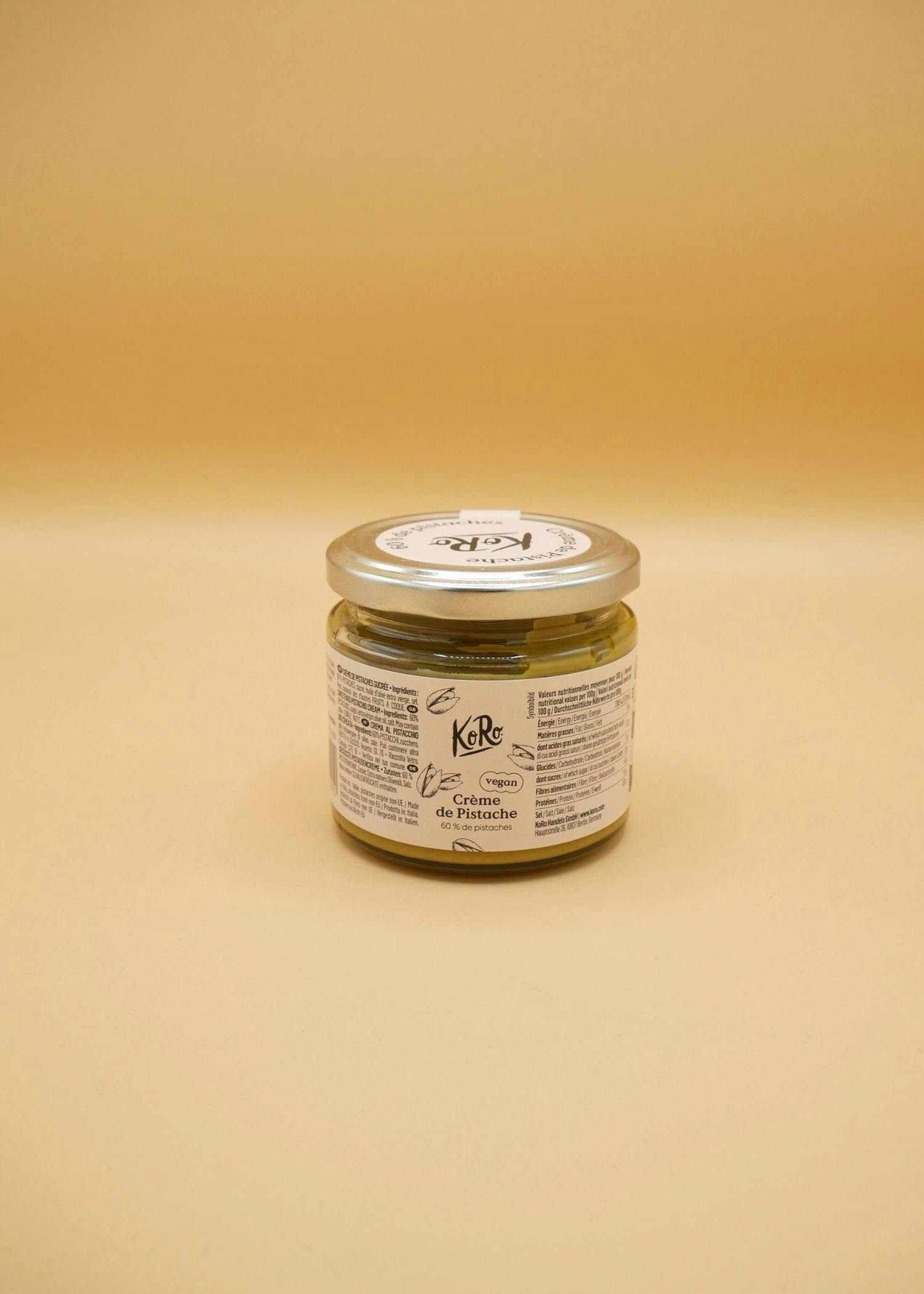 ein Glas creme de pistache steht auf einem braunen Tisch