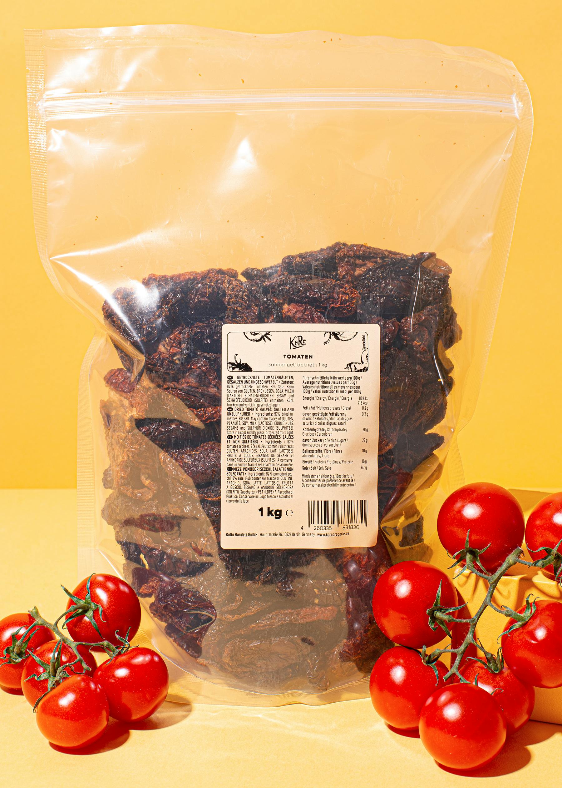 ein Plastikbeutel mit getrockneten Tomaten steht neben Tomaten