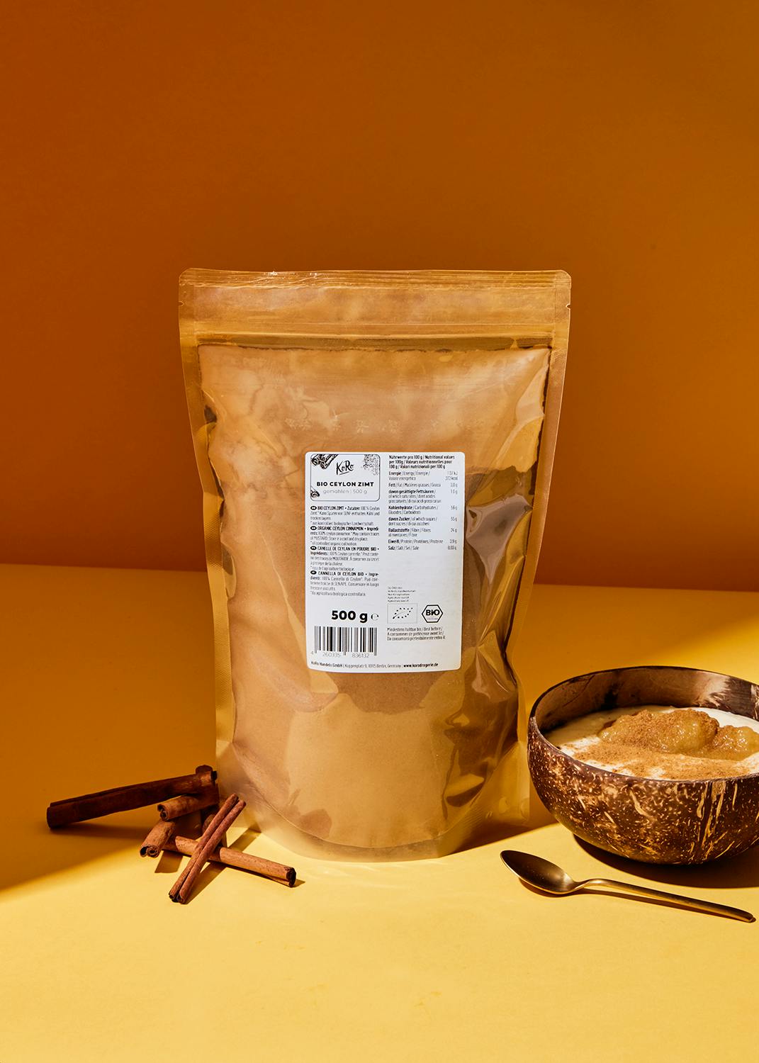 ein brauner Plastikbeutel steht neben einer Schüssel mit Essen und Zimtstangen