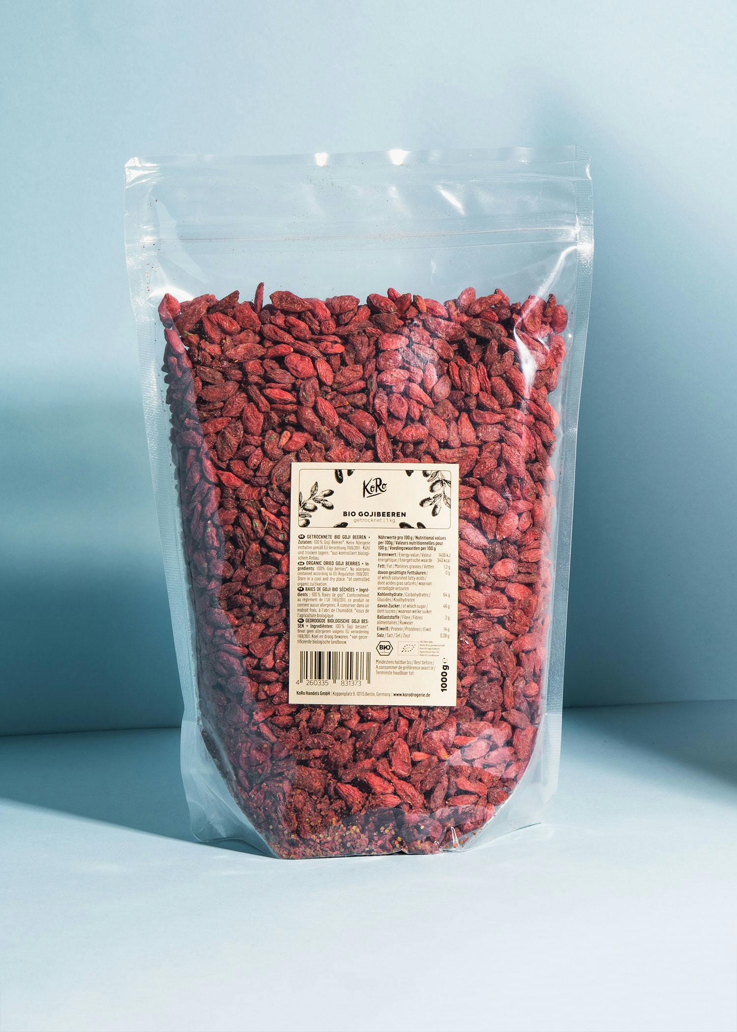 eine Plastiktüte mit goji-Blüten steht auf einem blauen Tisch