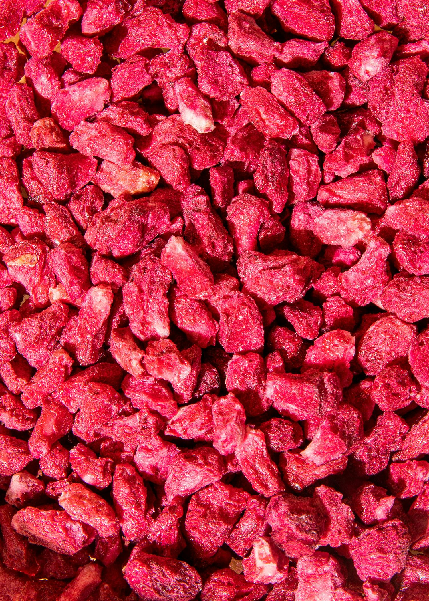 eine Nahaufnahme von einem Haufen pinkfarbener Steine
