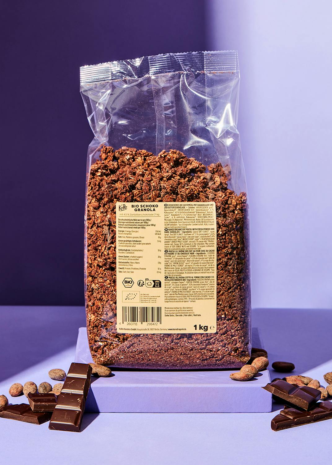 Eine Tüte Bio-Schokoladengranola steht auf einem lila Tisch