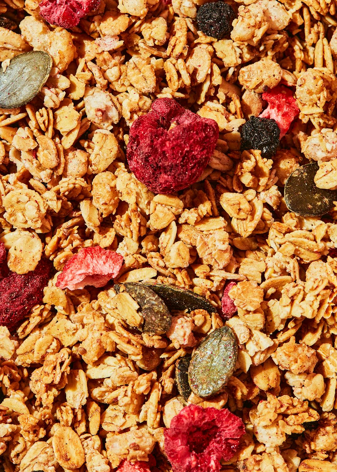 eine Nahaufnahme eines Haufens Müsli mit Früchten und Nüssen