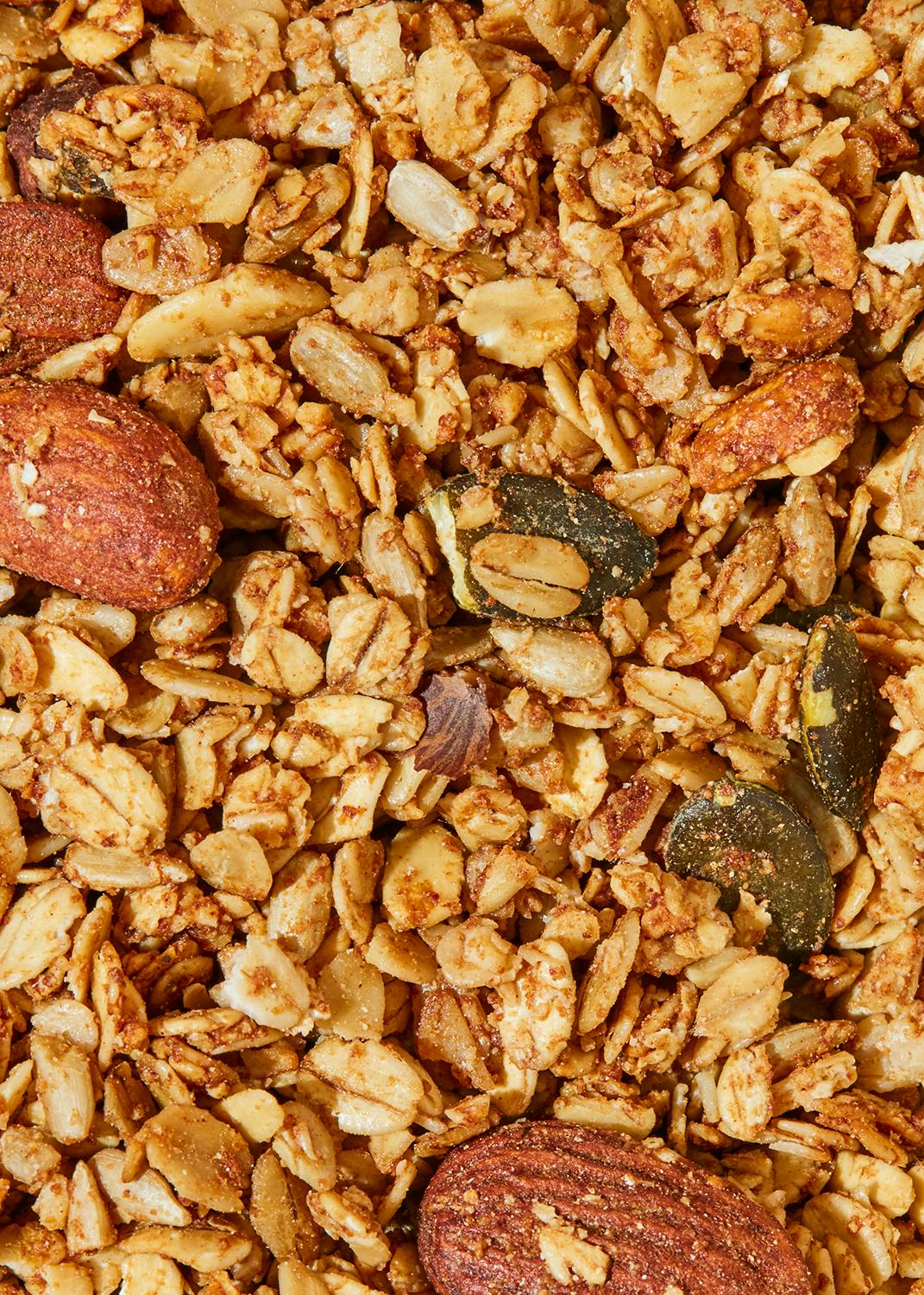 eine Nahaufnahme eines Haufens Müsli mit Mandeln und Kürbiskernen
