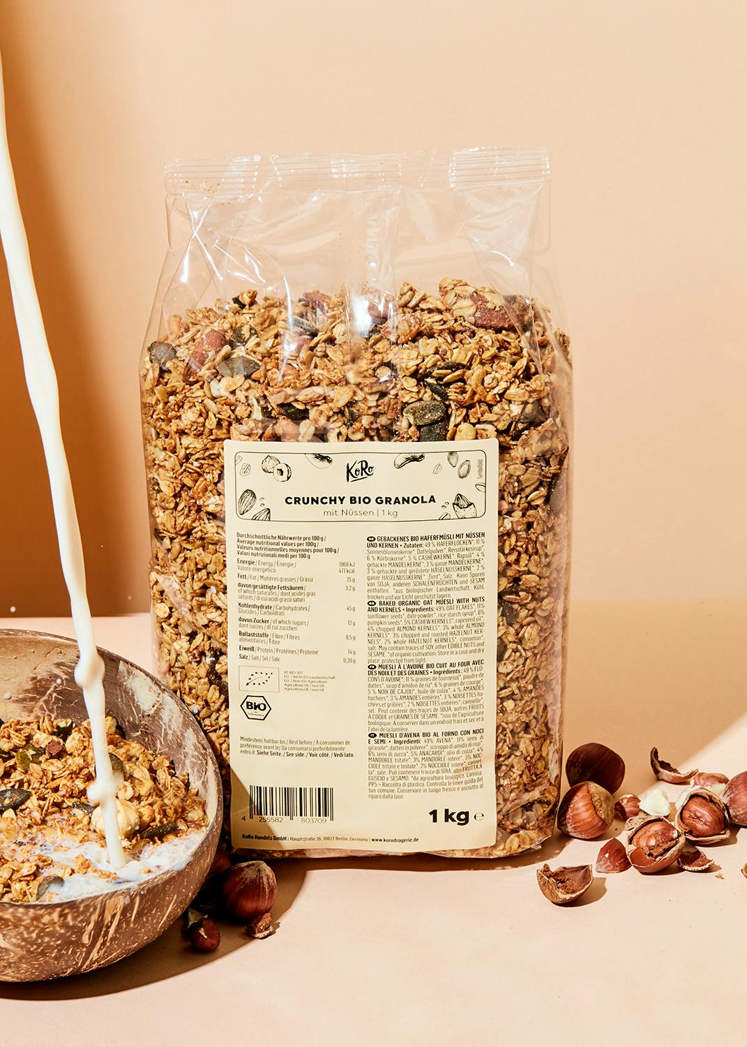 eine Tüte knusprige Bio Granola steht neben einer Schüssel mit Milch