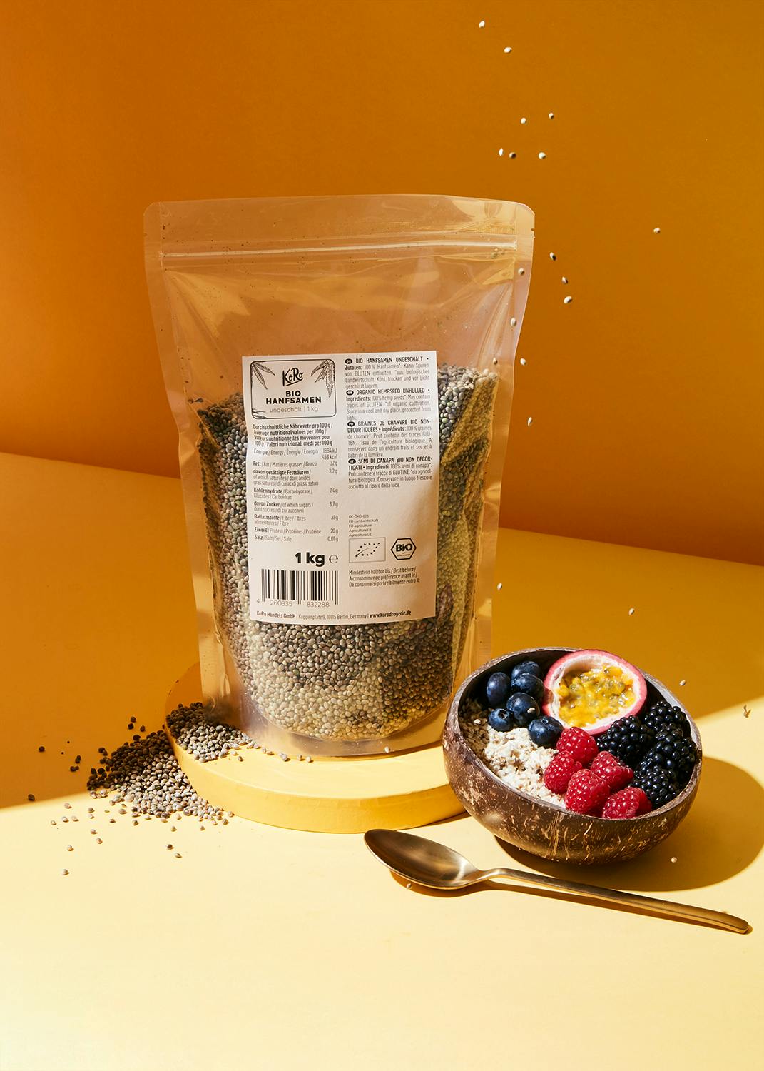 eine Tüte Chiasamen steht neben einer Schüssel mit Obst