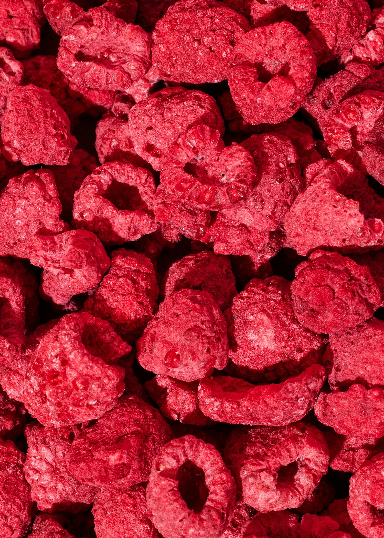 ein Haufen getrockneter Himbeeren mit einem Loch in der Mitte