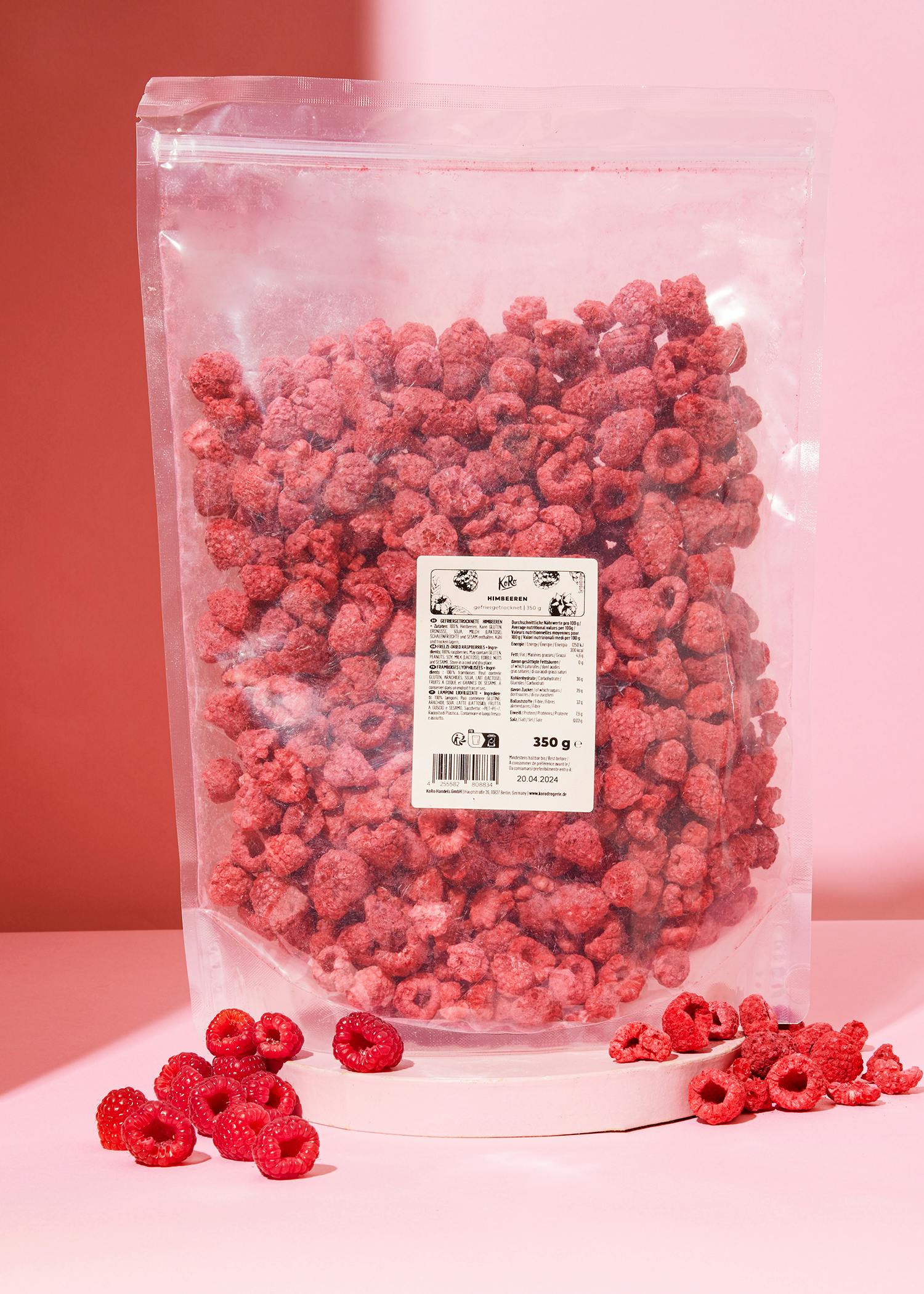 eine Plastiktüte mit getrockneten Himbeeren steht auf einem Tisch