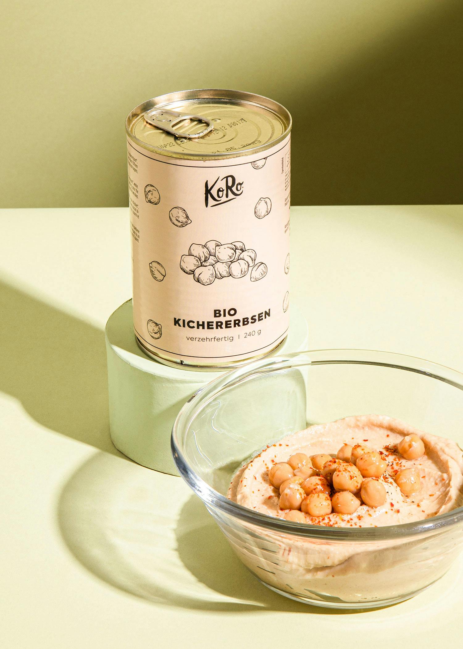 eine Dose kichererbsen steht neben einer Schüssel mit Essen