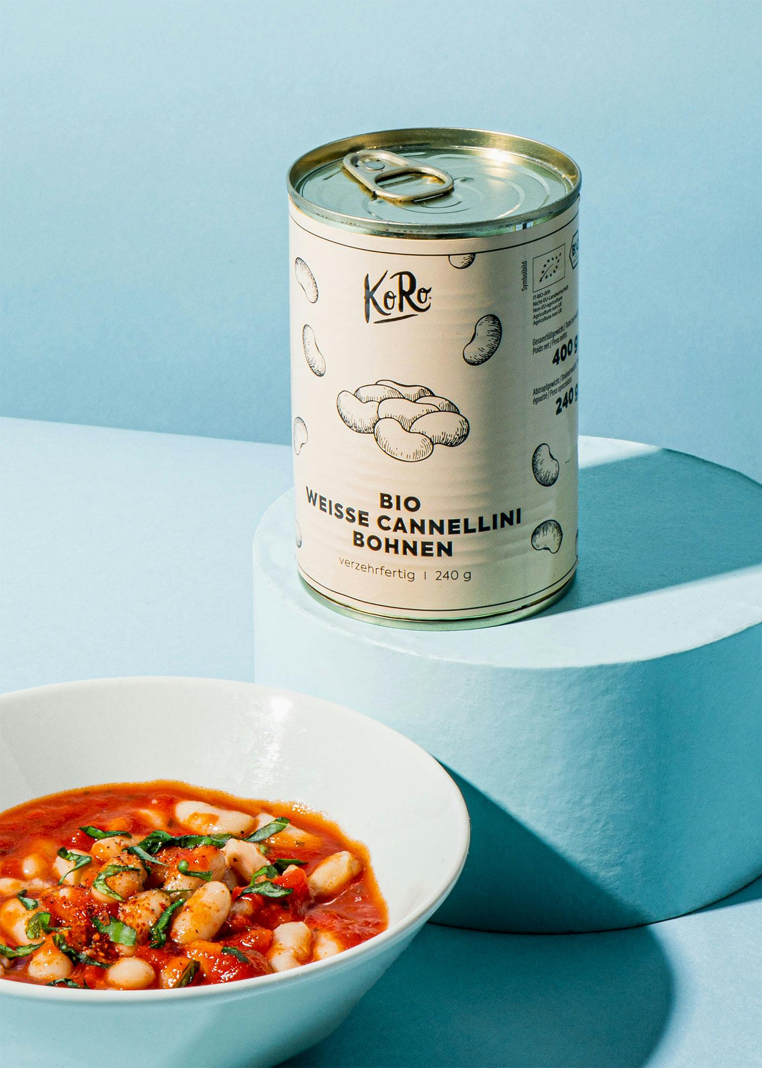 eine Dose bio weisse cannellini Bohnen steht neben einer Schüssel Suppe