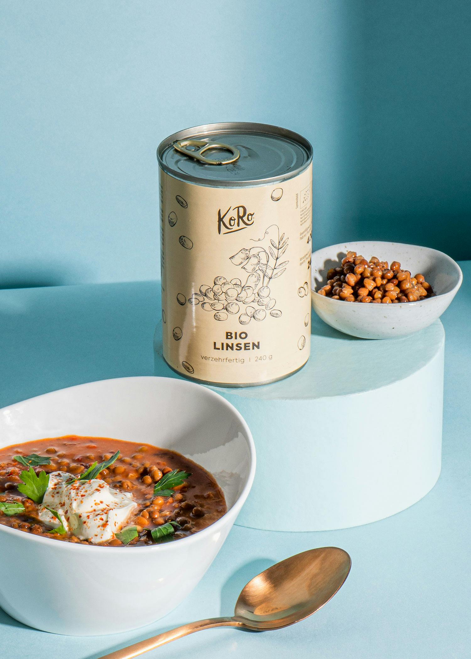 eine Dose Bio Linsen steht neben einer Schüssel Suppe