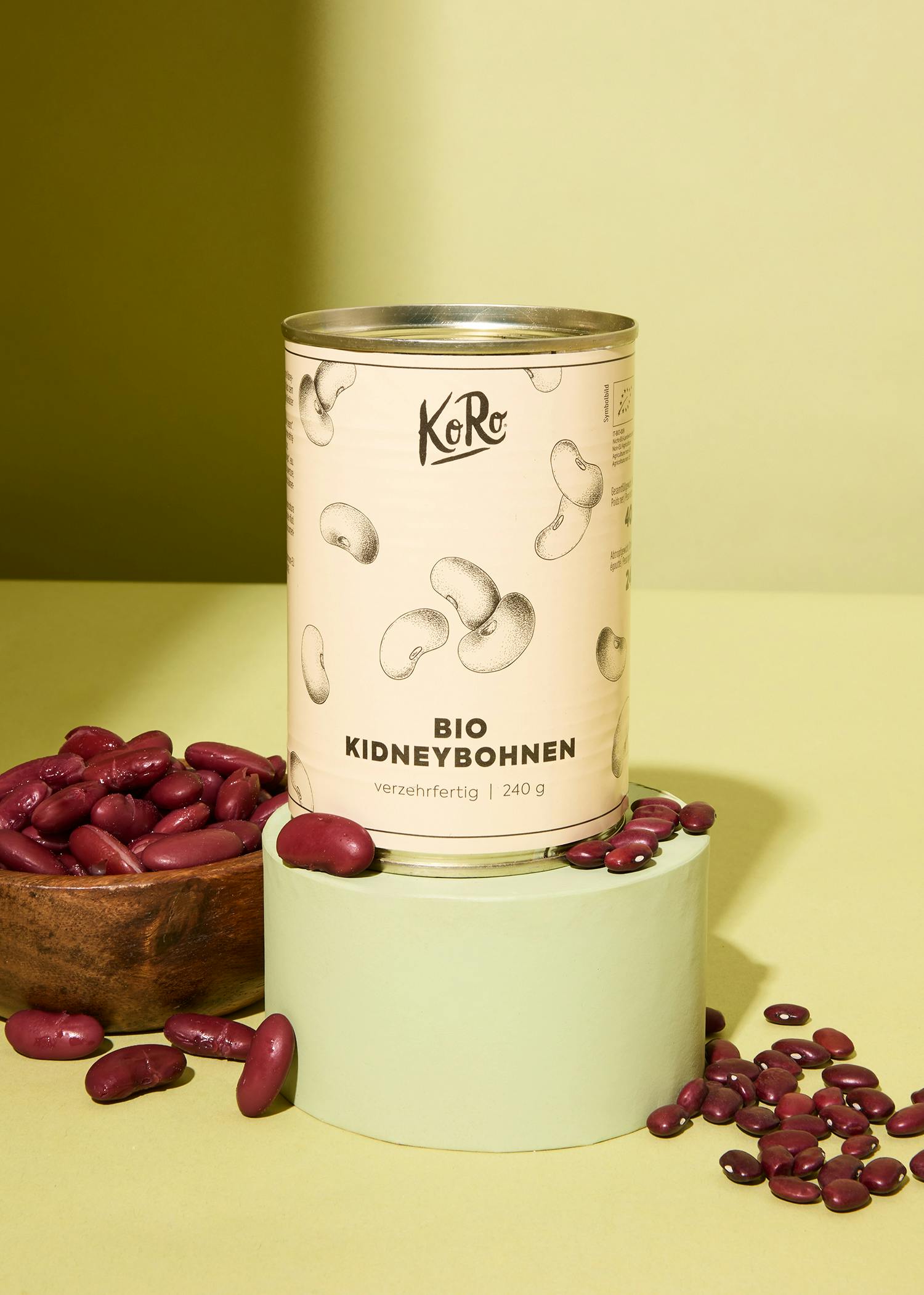 eine Dose bio Kidneybohnen steht auf einem Tisch