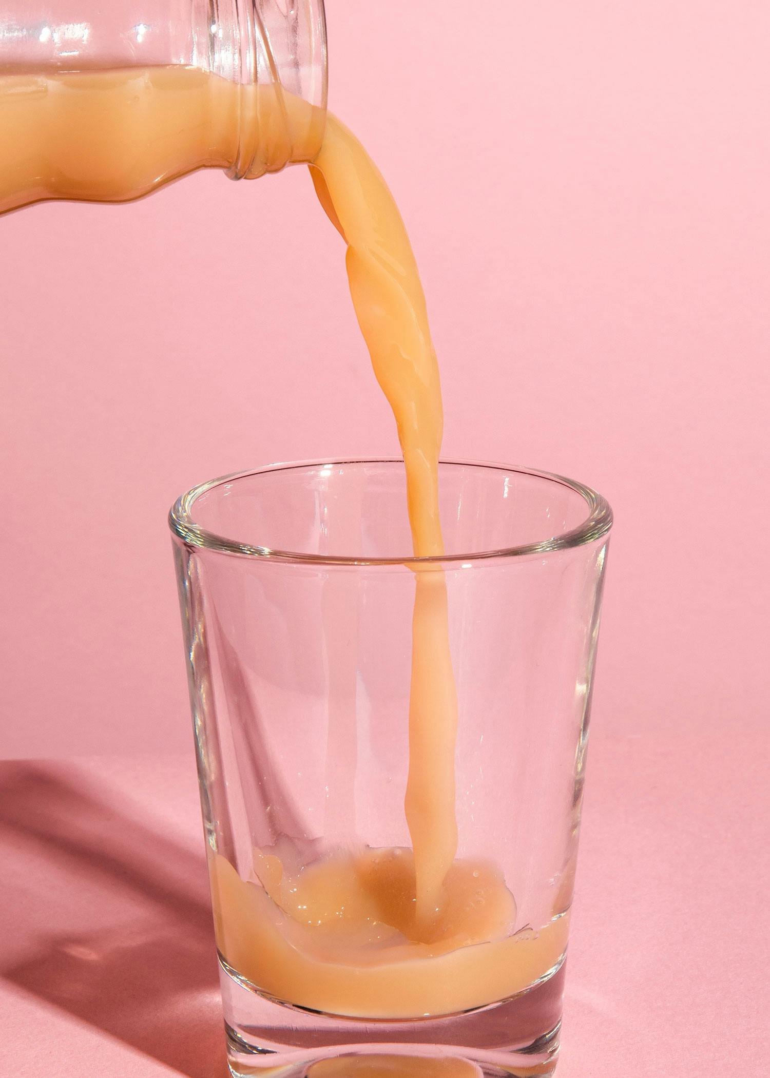ein Getränk wird in ein Glas gegossen