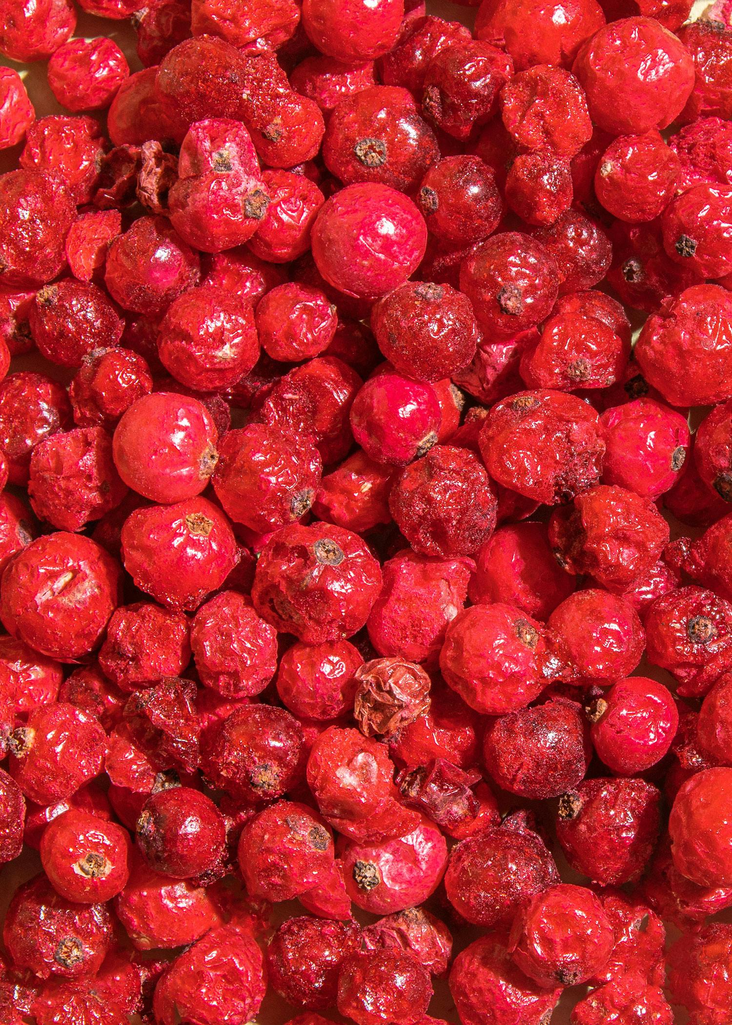 eine Nahaufnahme von einem Haufen getrockneter Himbeeren