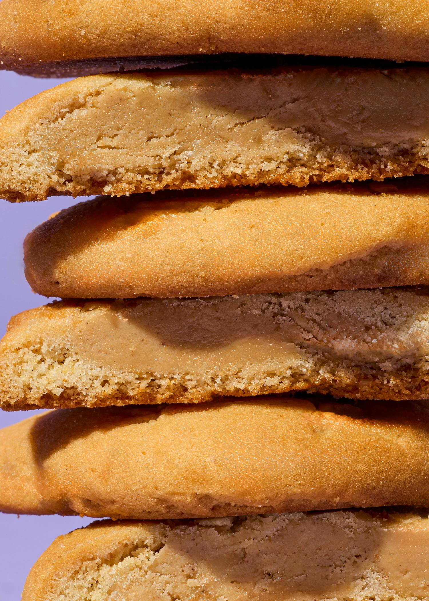 ein Stapel Kekse mit Erdnussbutter darauf