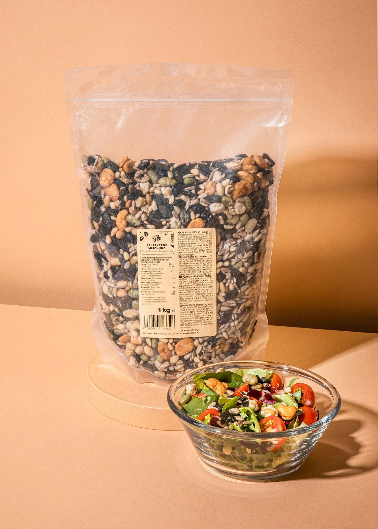 ein Glasschüssel mit einem Salat neben einem Plastikbeutel mit Samen