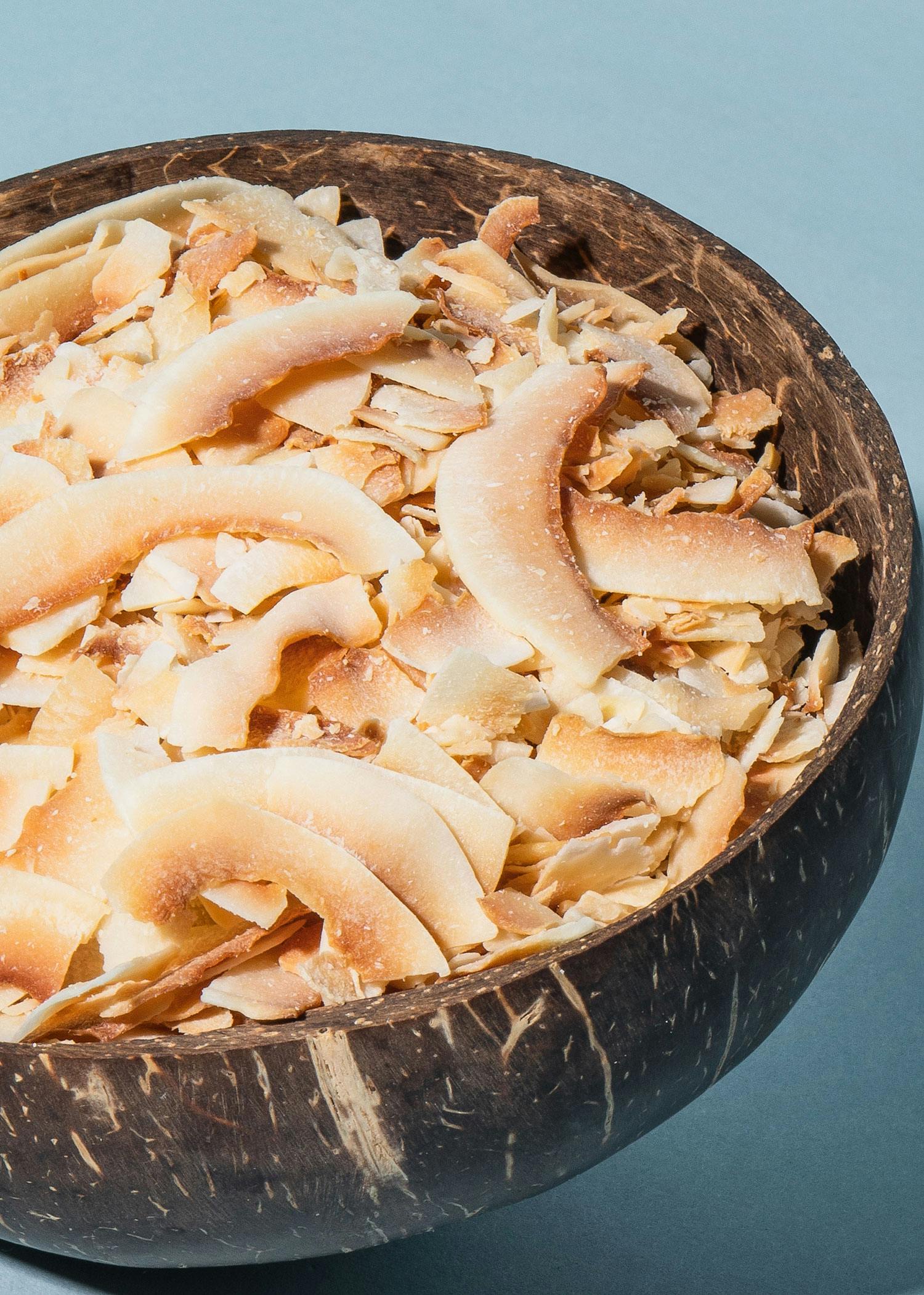 eine Schüssel mit gerösteten Kokosnüssen auf einem Tisch