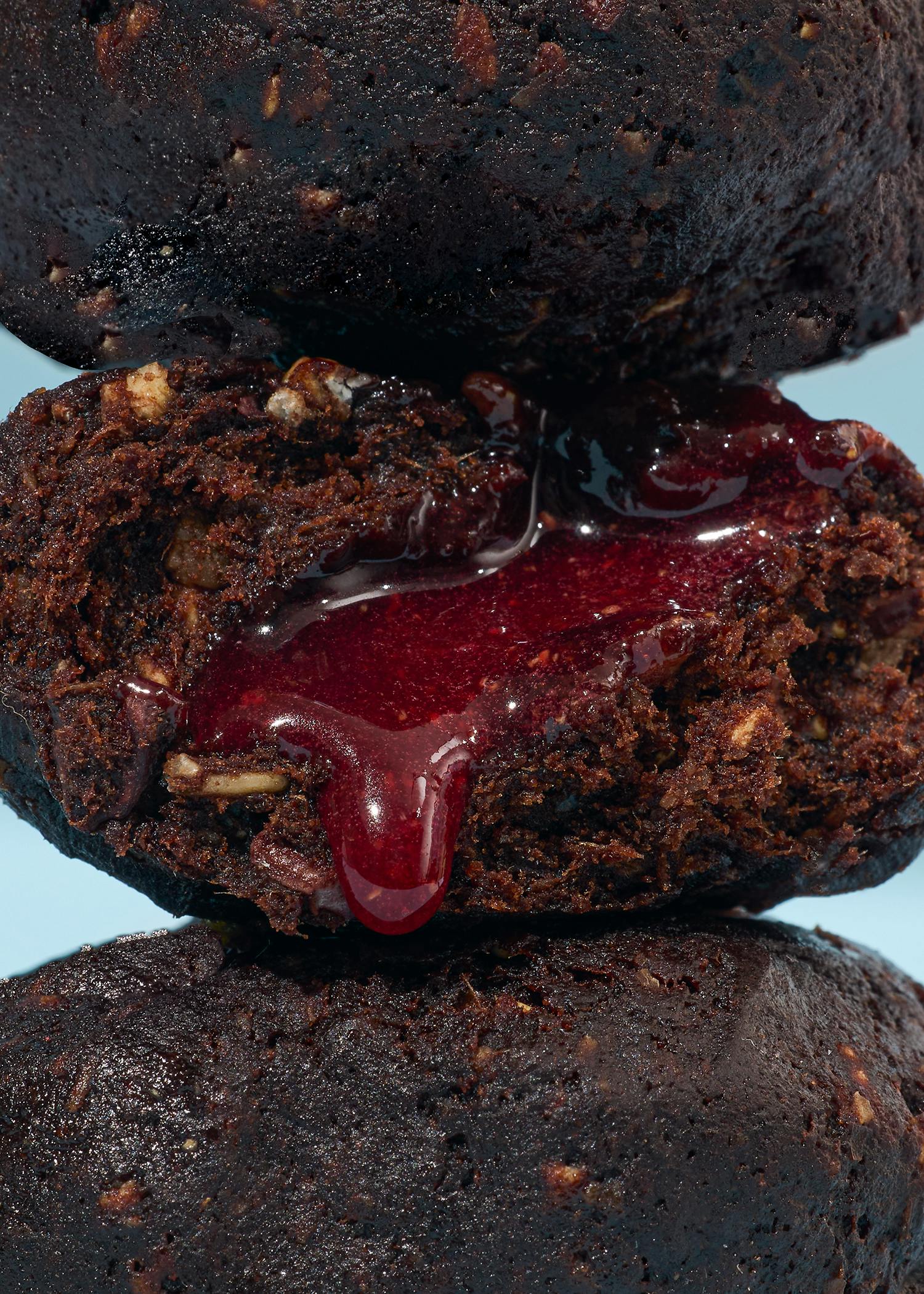 eine Nahaufnahme eines Schokoladenkuchens mit Himbeermarmelade darauf