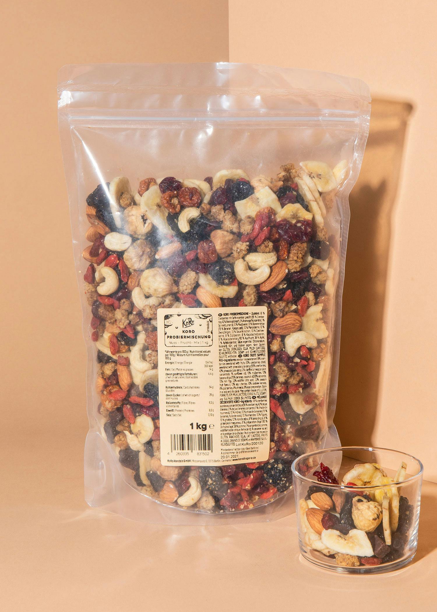 eine Plastiktüte mit trockenfrüchten steht neben einer Glasschale mit trockenfrüchten