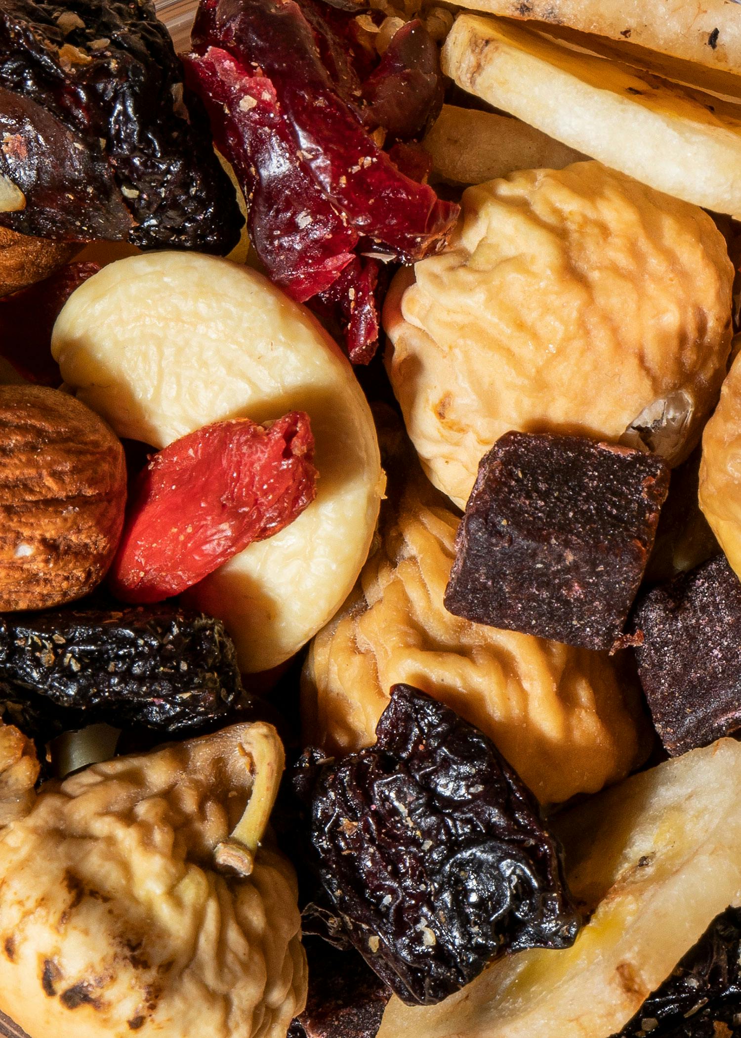 eine Nahaufnahme eines Haufens getrockneter Früchte und Nüsse