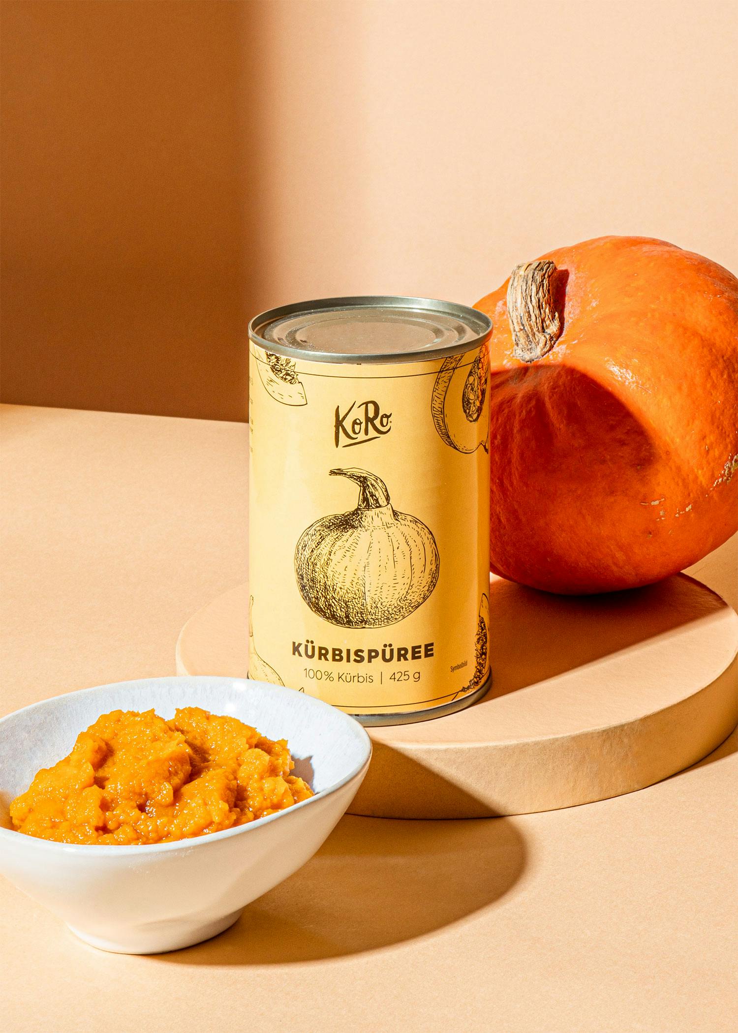 eine Dose Kürbispüree steht neben einer Schüssel mit Kürbispüree