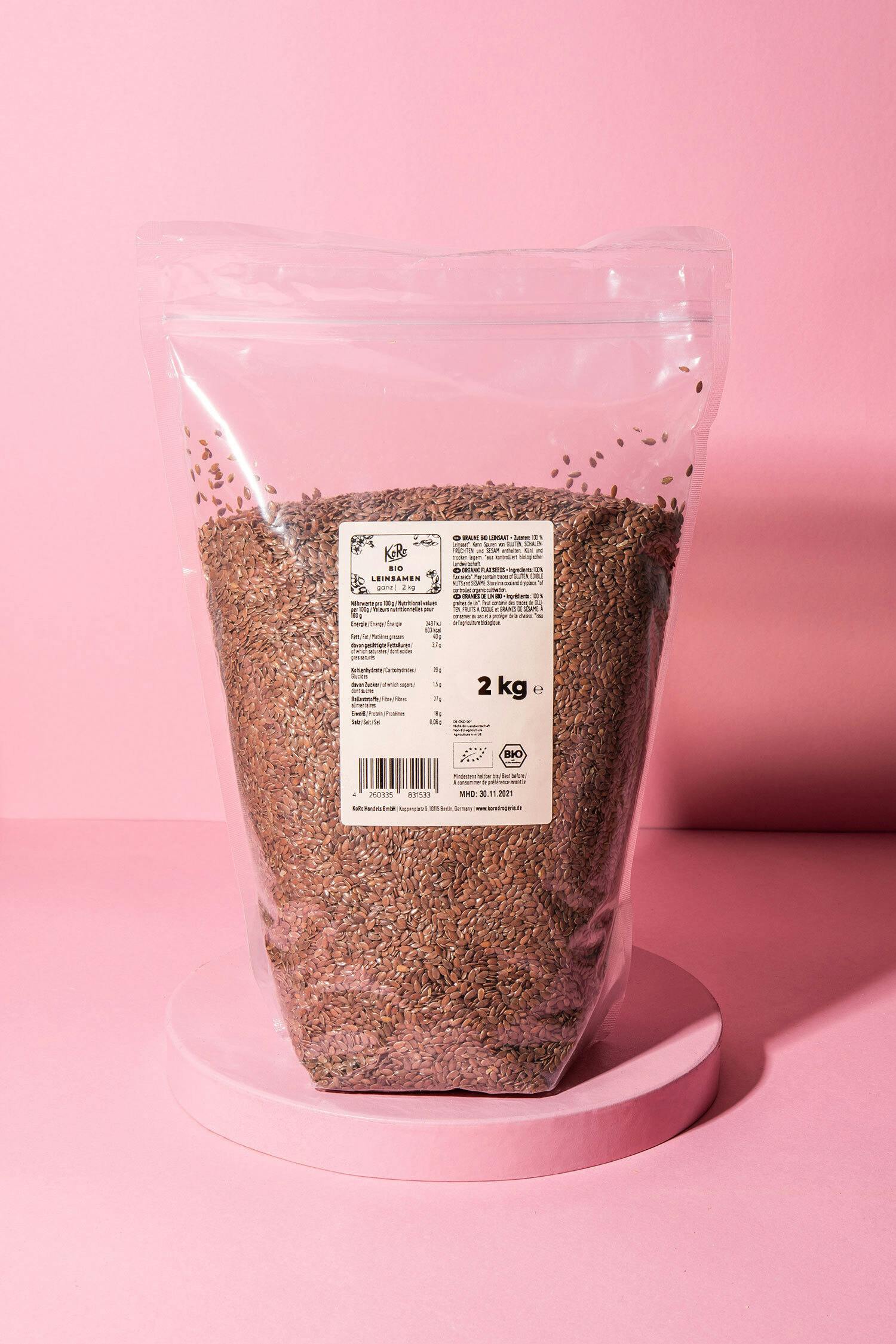 eine Plastiktüte mit einem Gewicht von 2 kg liegt auf einem rosa Tisch
