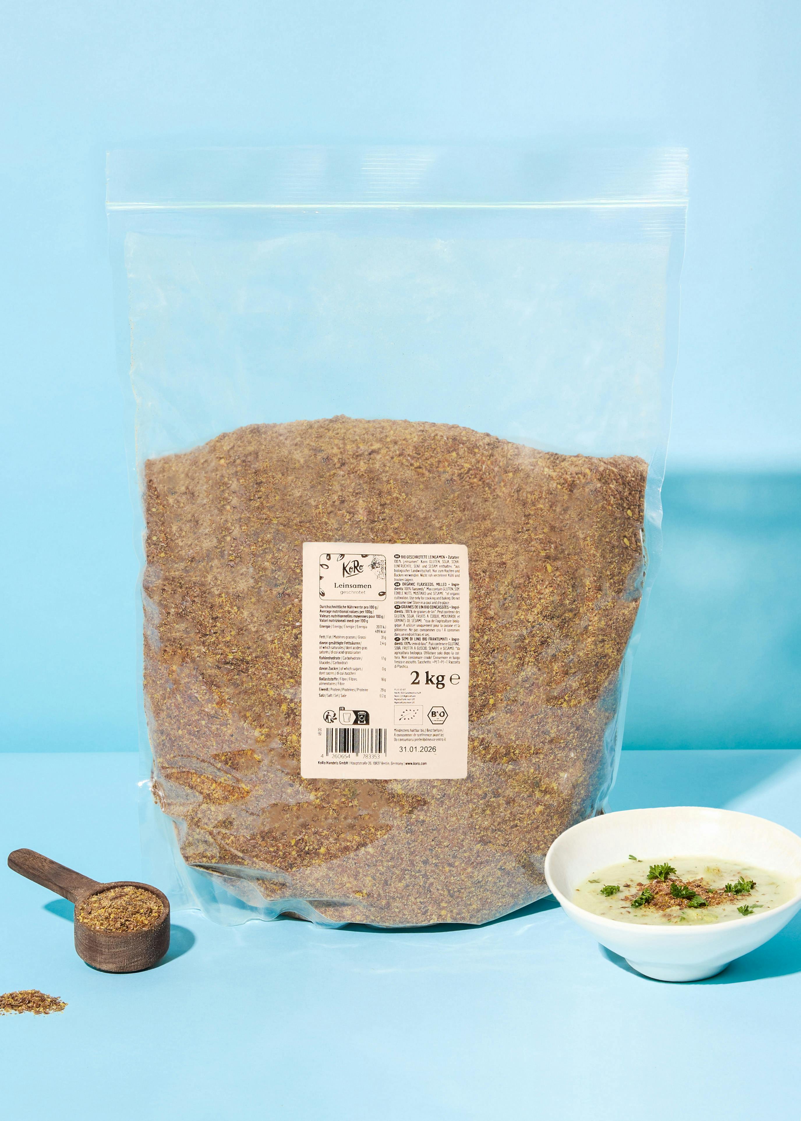 ein Plastikbeutel mit 2 kg Essen steht neben einer Schüssel Suppe
