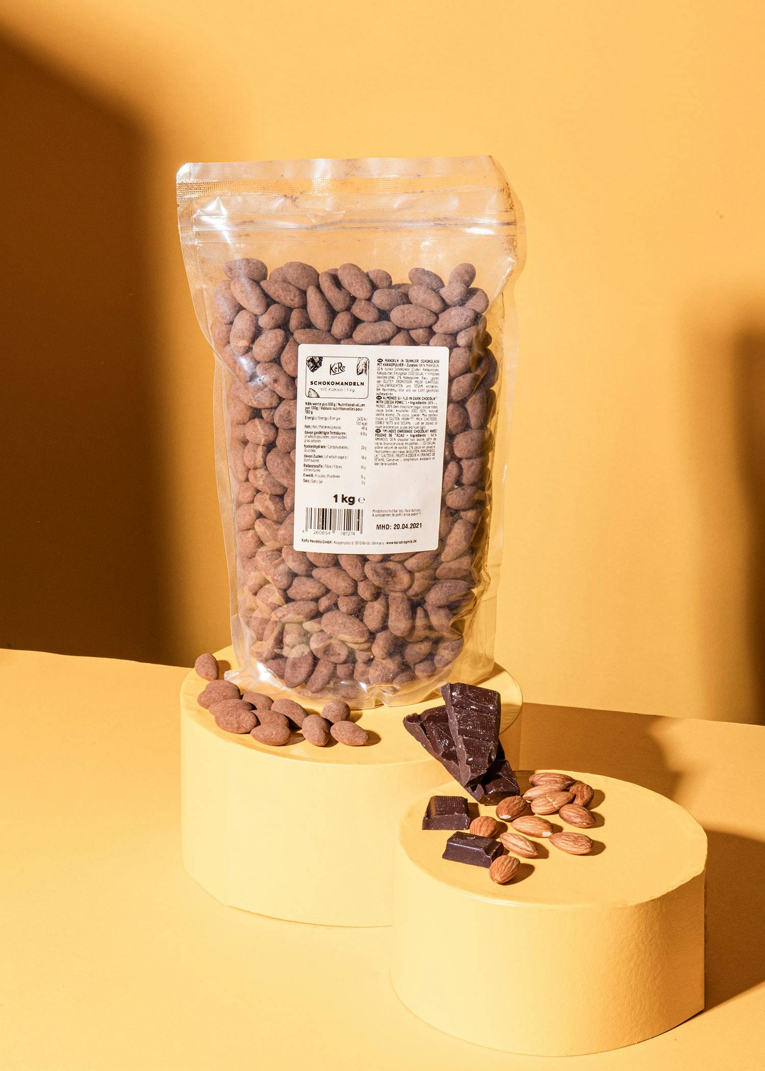 eine Tüte geröstete Erdnüsse steht neben einem Stück Schokolade