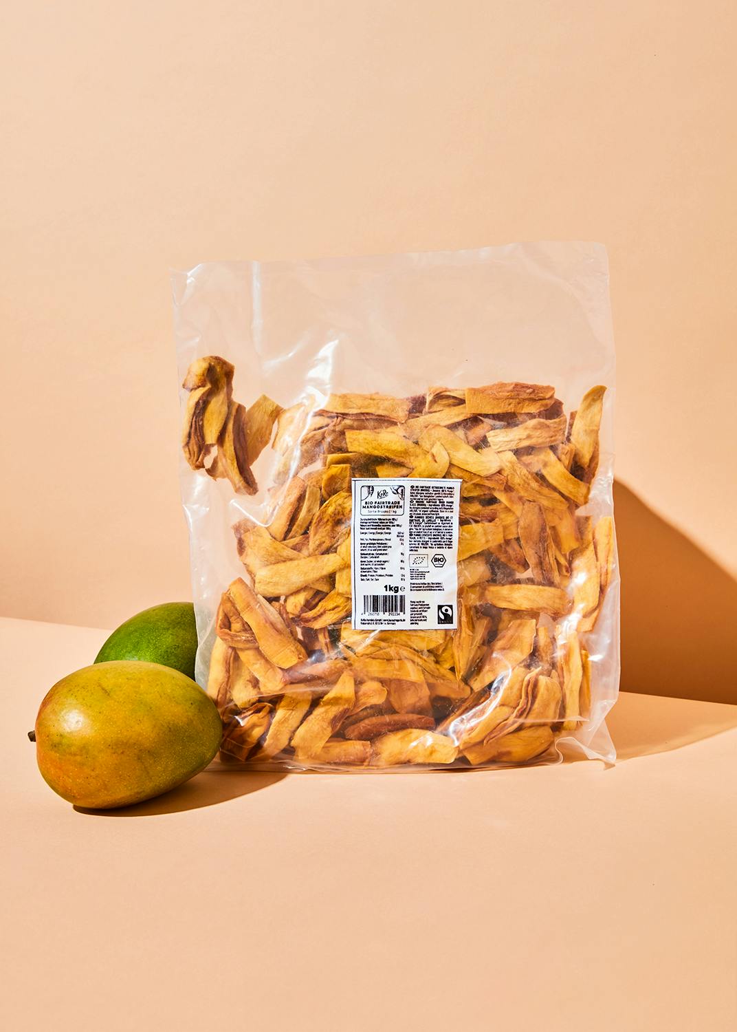 ein Plastikbeutel mit Bananenchips steht neben einer Banane