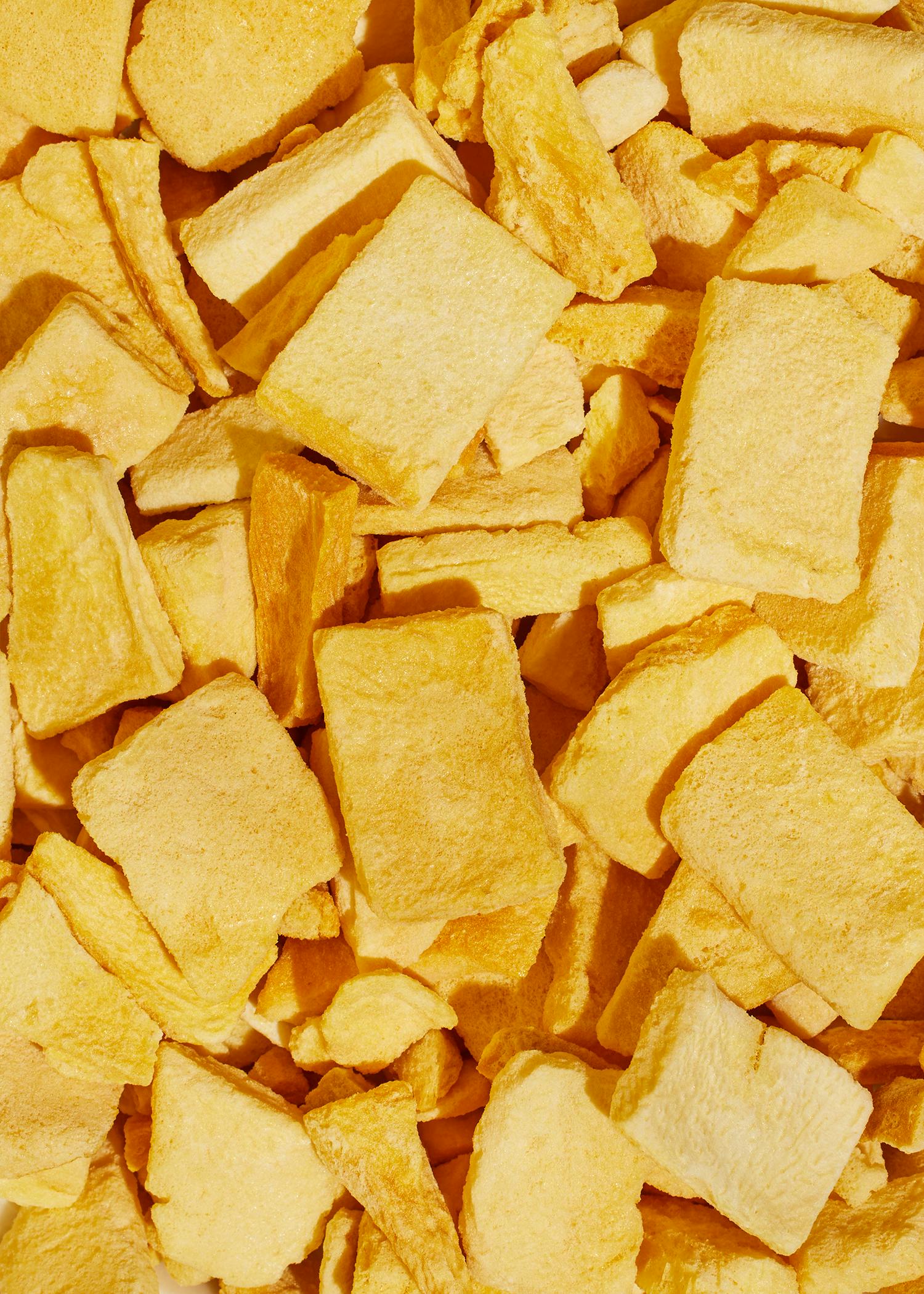 ein Haufen getrockneter Äpfel , die wie Kartoffelchips aussehen