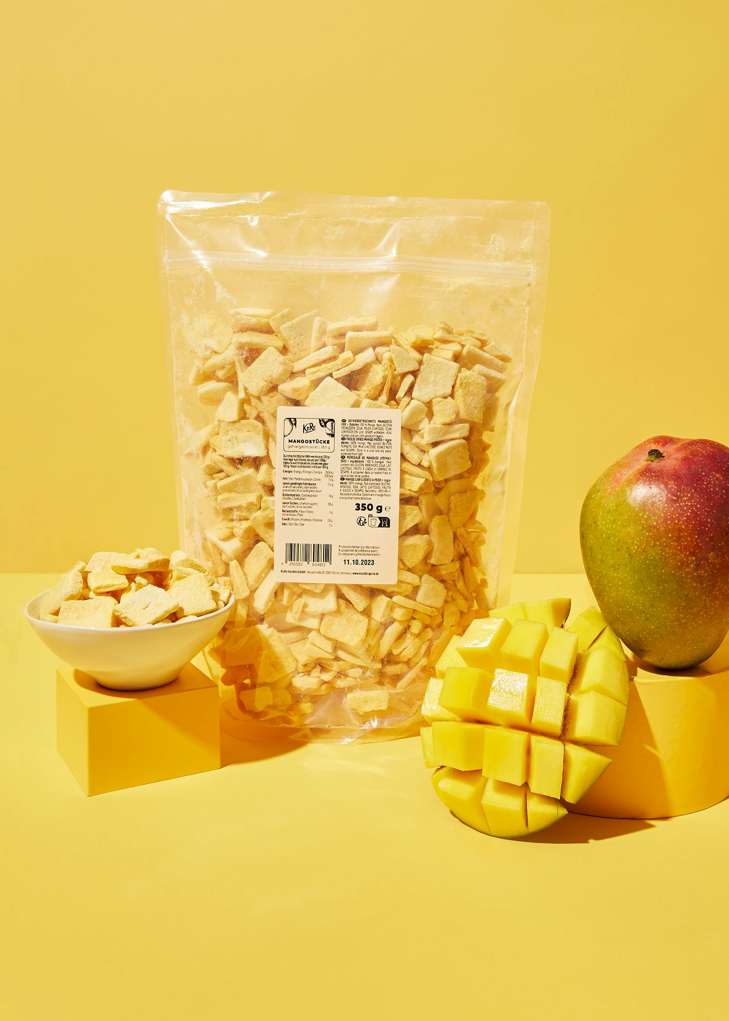 eine Tasche mit geschnittenen Bananen steht neben einem Stück Banane