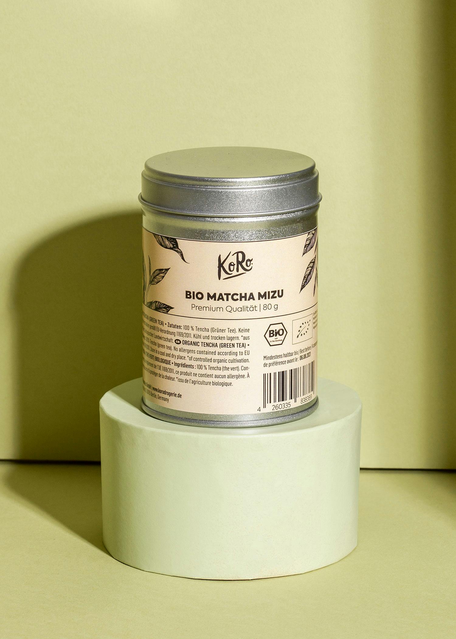 eine Dose bio matcha mizu steht auf einem grünen Ständer