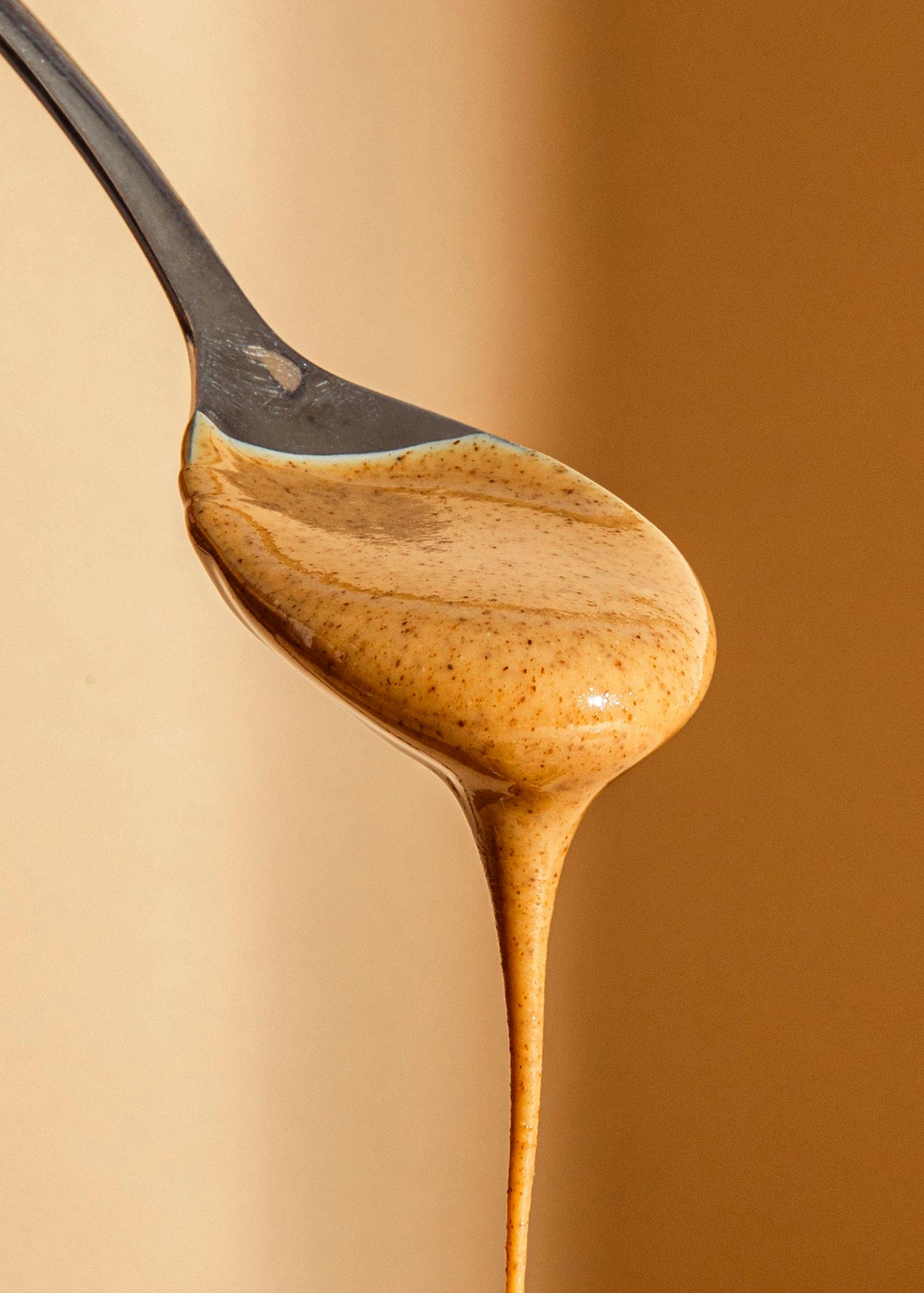 eine Nahaufnahme eines Löffels mit Erdnussbutter darauf