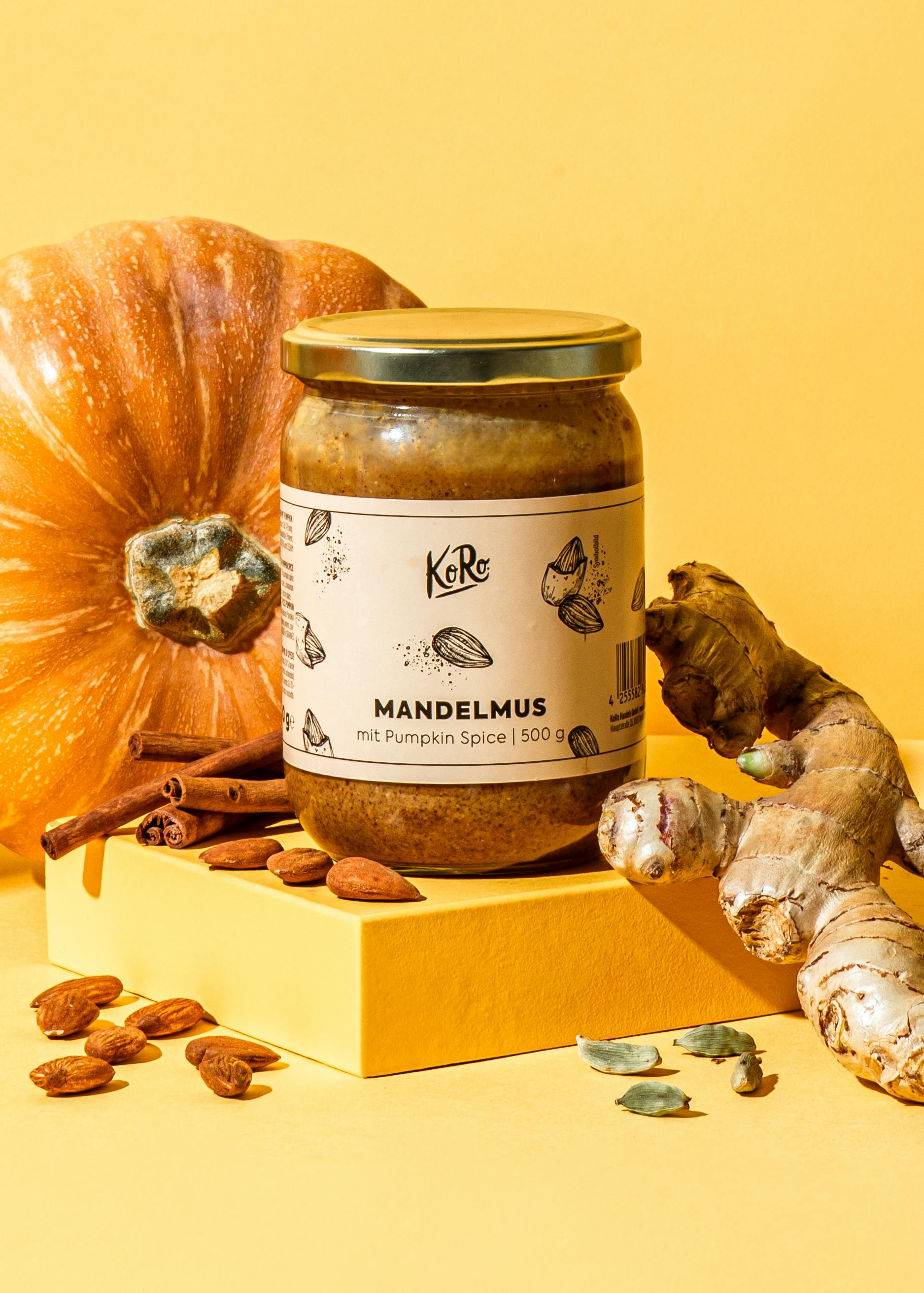 ein Glas Mandelmus mit Pumpkin-Spice 500g