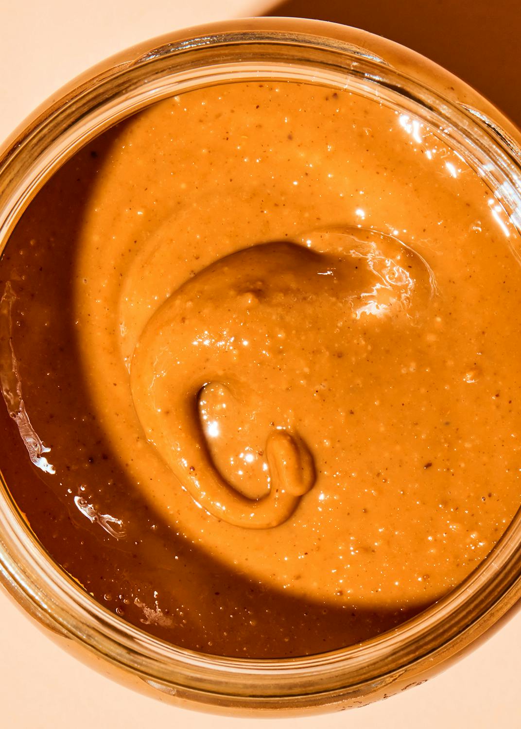 eine Nahaufnahme eines Glases mit Erdnussbutter