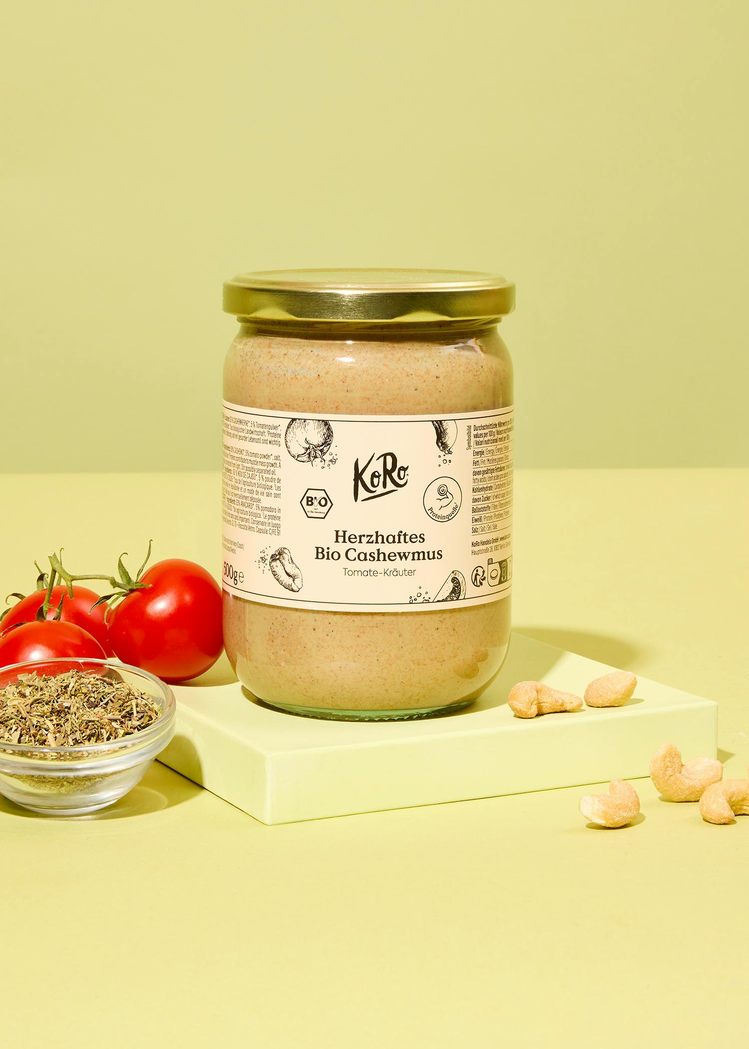 ein Glas herzhaftes Bio Cashewmus steht auf einem Tisch
