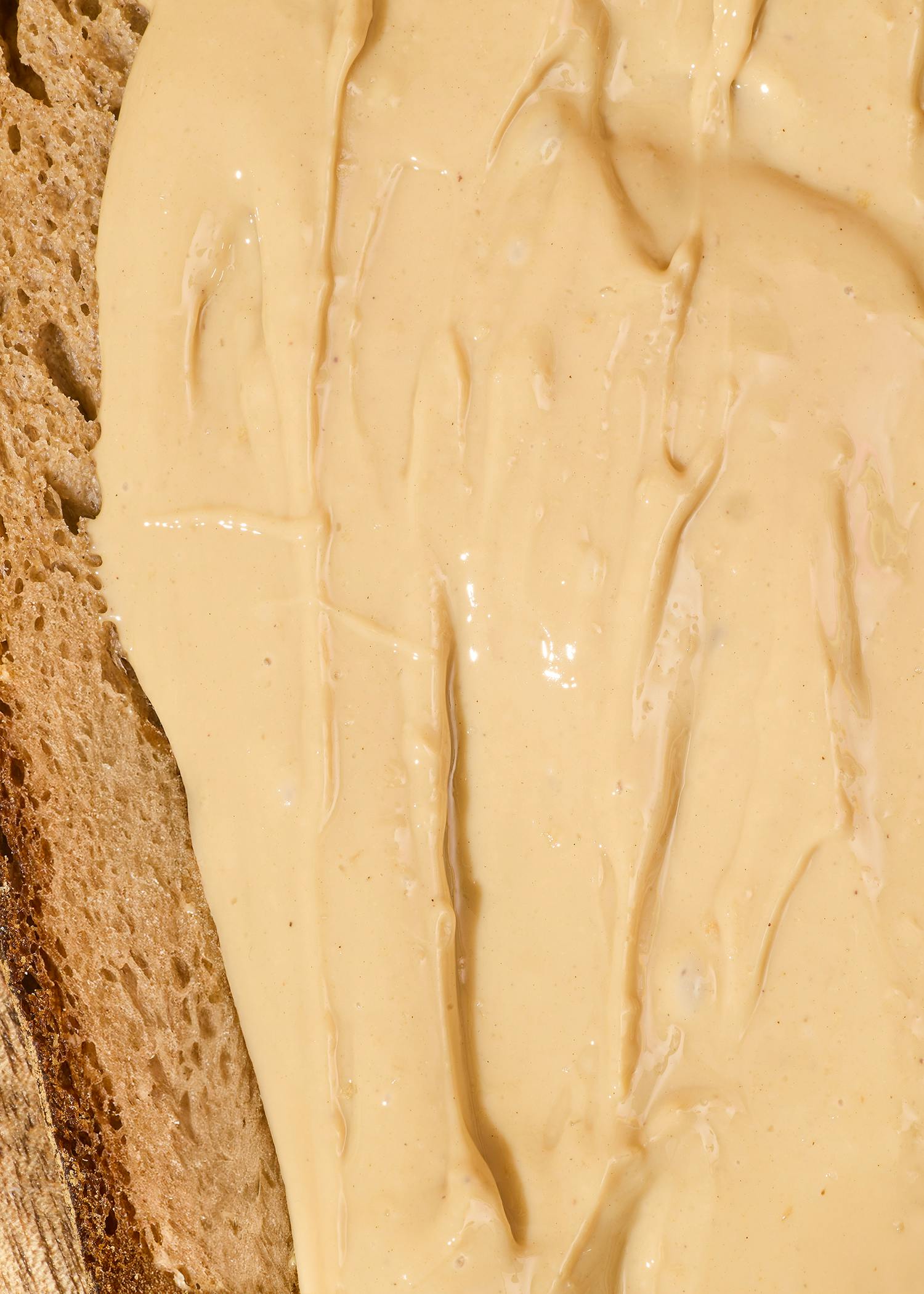ein Stück Brot mit Erdnussbutter überzogen