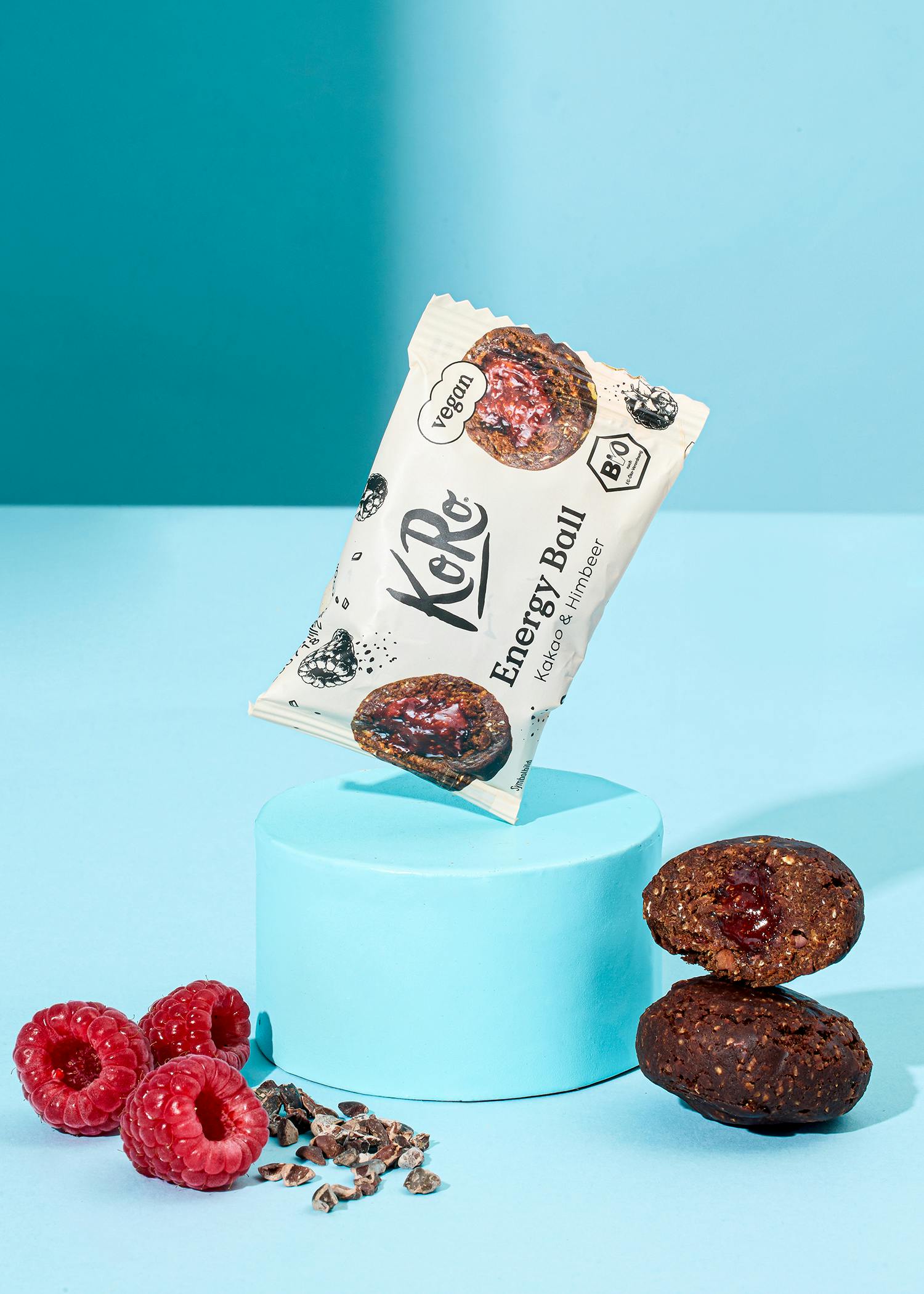 eine verpackte energy-ball liegt auf einem blauen podium