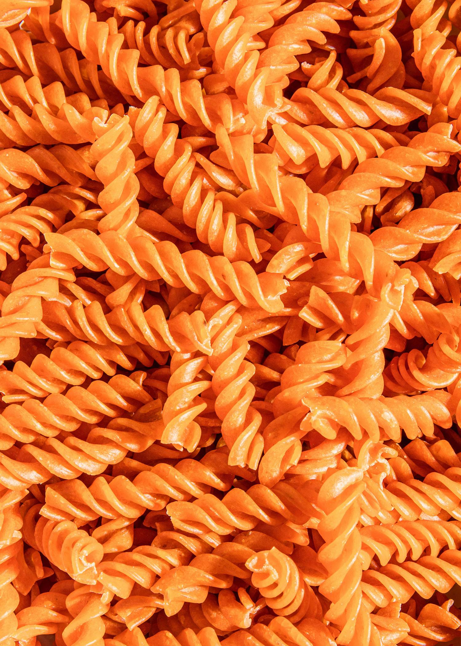 ein Haufen orangefarbener Nudeln in spiralenform