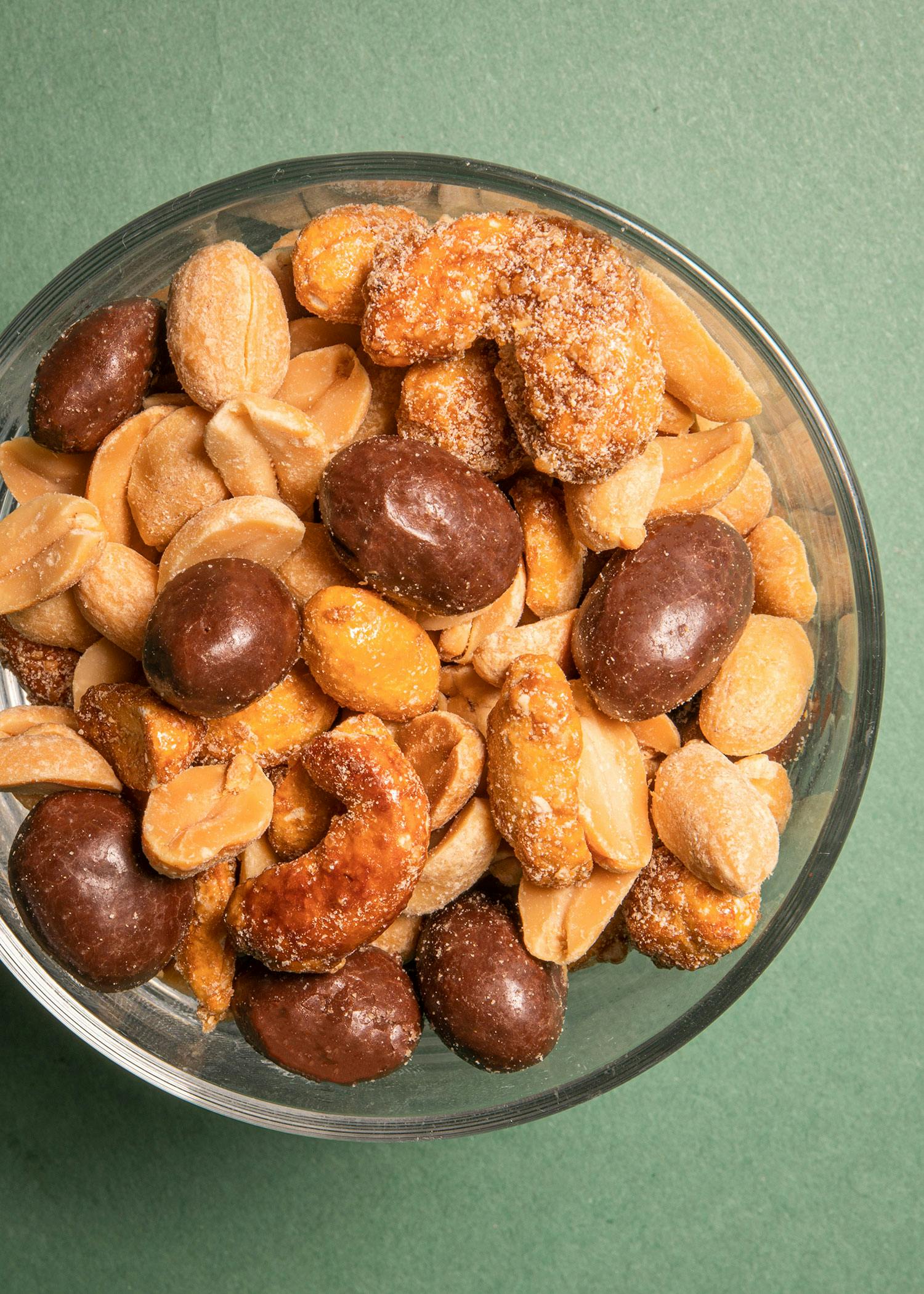 eine Glasschüssel mit Erdnüssen und Schokoladenstückchen
