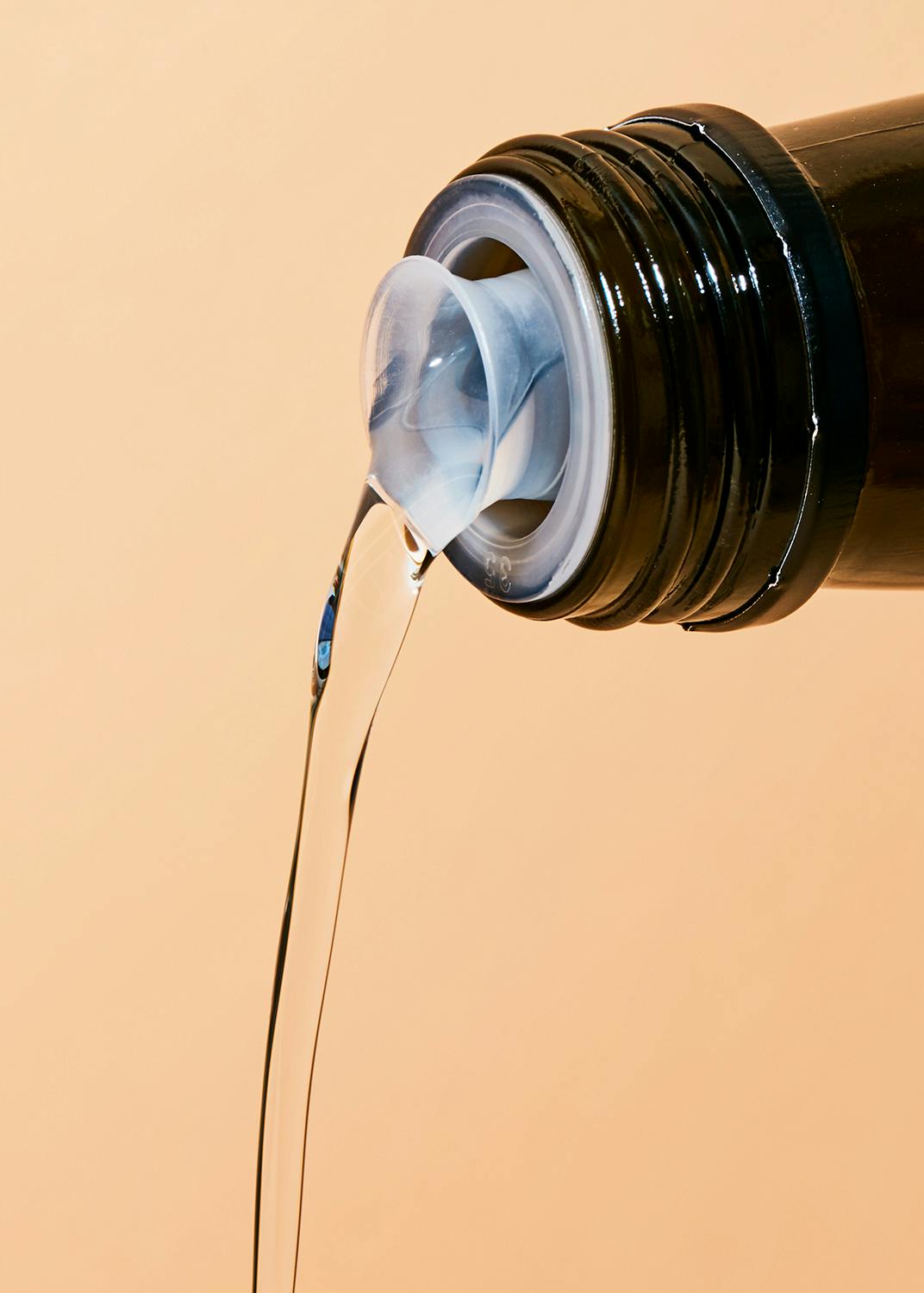 Wasser wird aus einer Flasche gegossen und der Deckel zeigt die Nummer 88