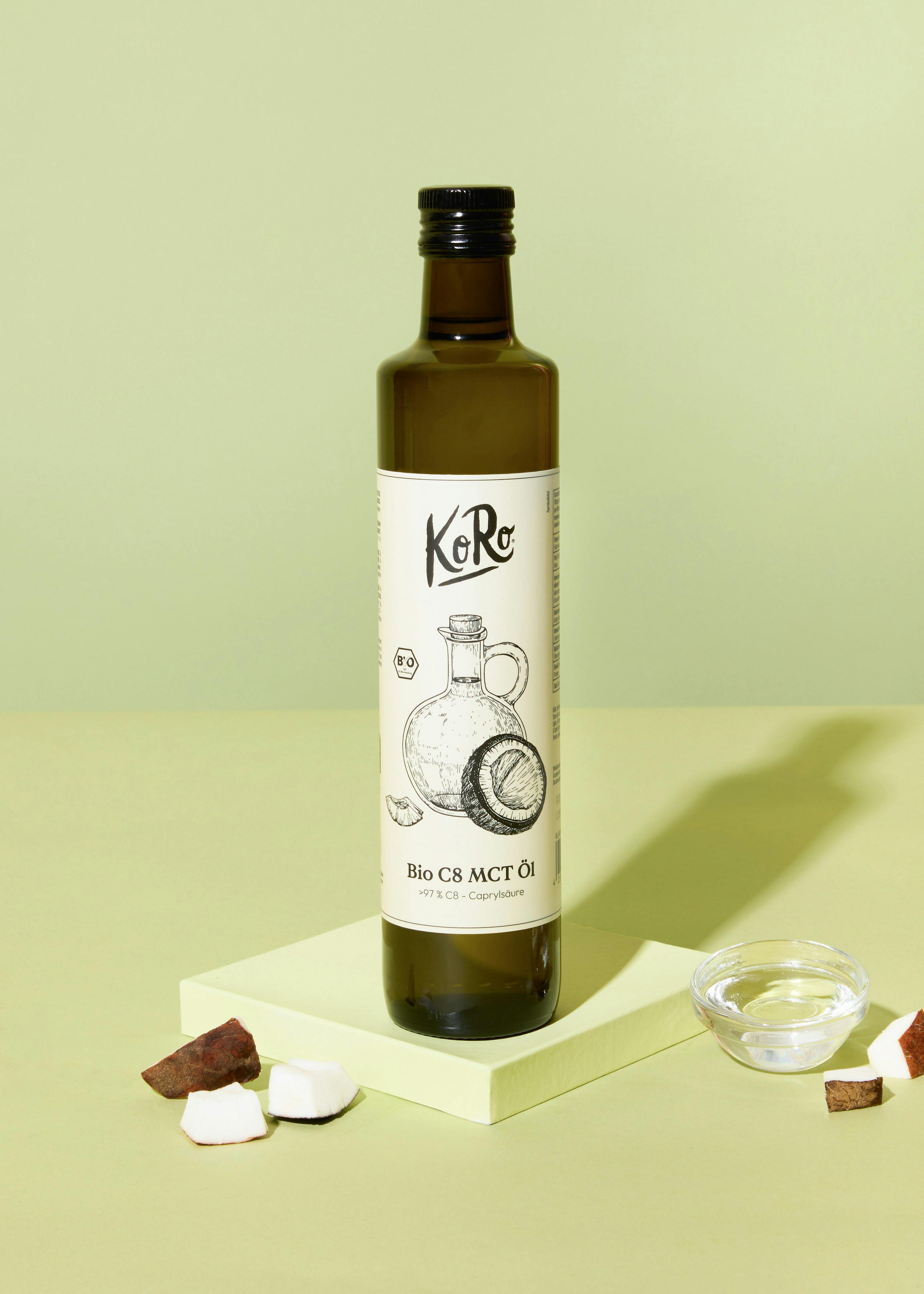 eine Flasche Kokosöl steht auf einem Tisch