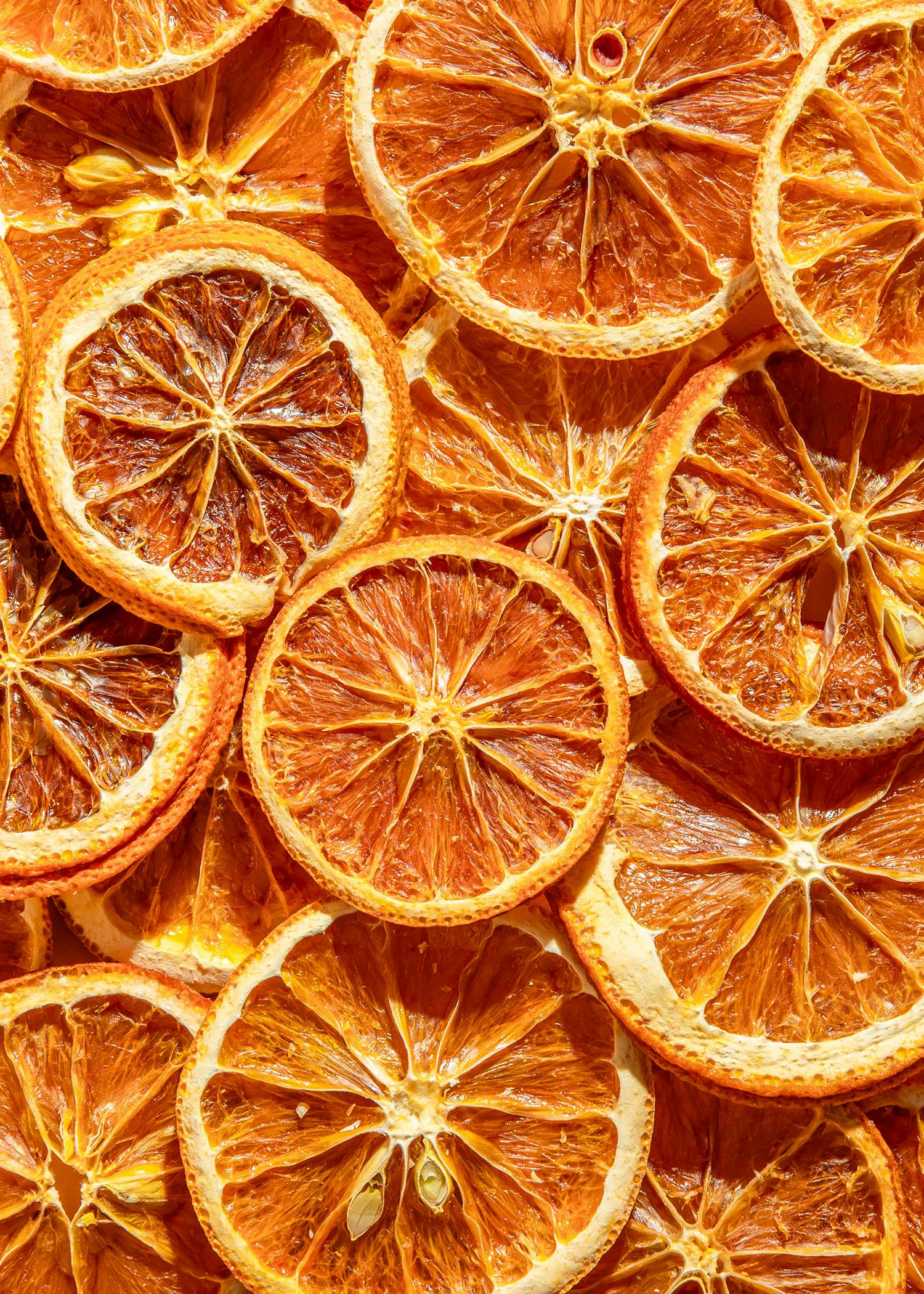 ein Haufen getrockneter Orangenscheiben auf einem Tisch