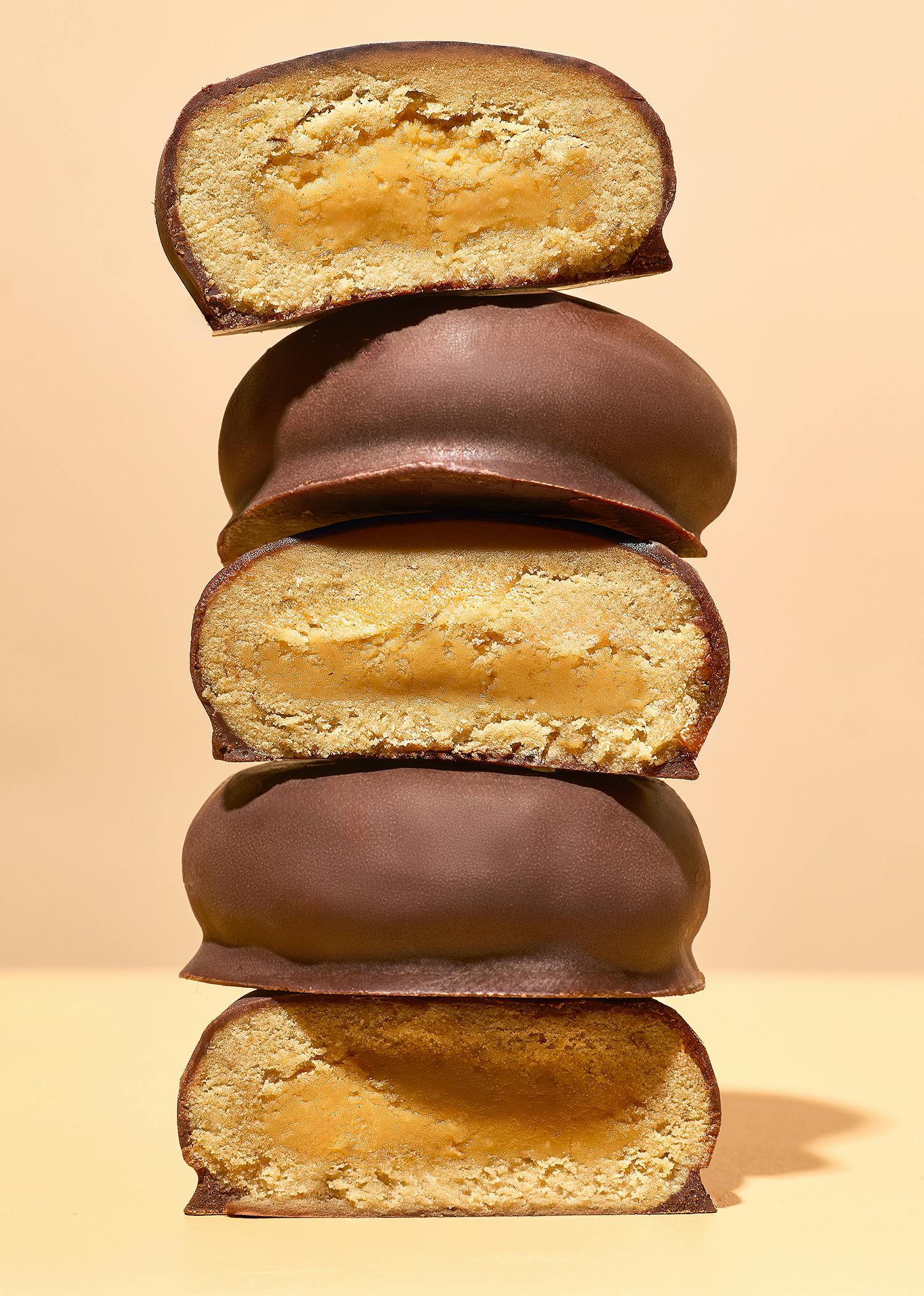 ein Stapel Schokoladenkekse mit Erdnussbutter im Inneren