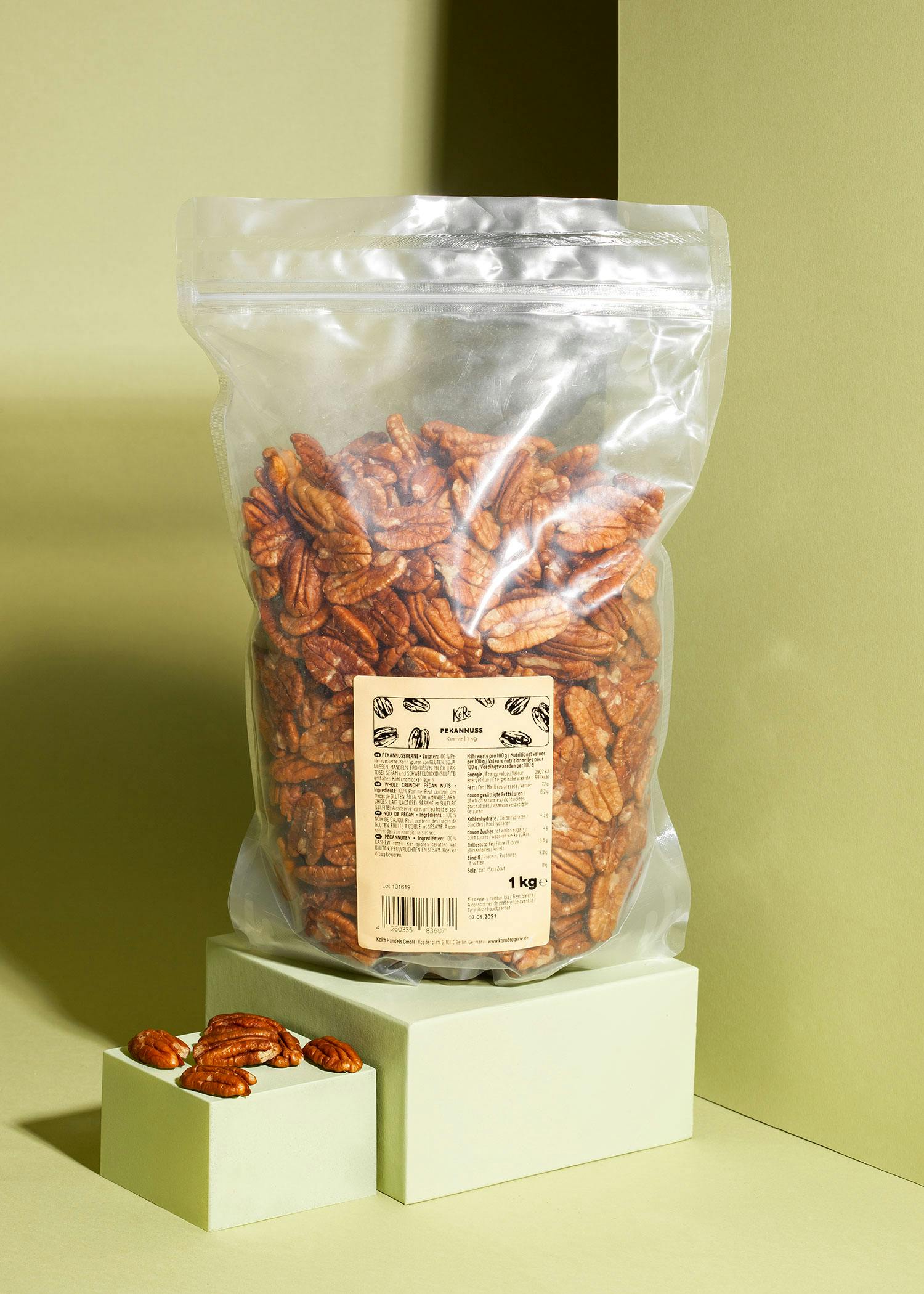 eine Tüte Pecans steht auf einem grünen Ständer
