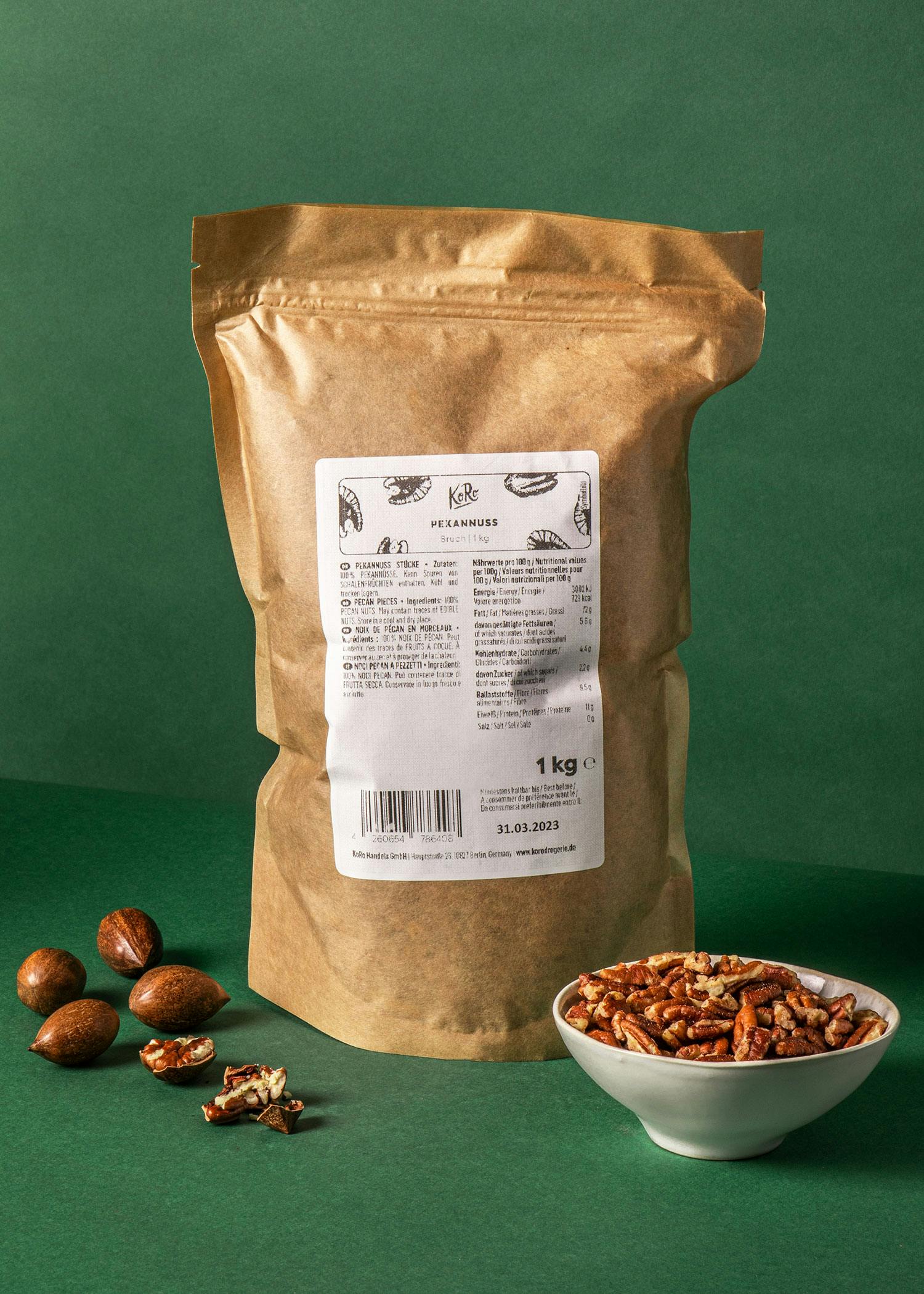 eine Tüte Pecans steht neben einer Schüssel mit Pecans