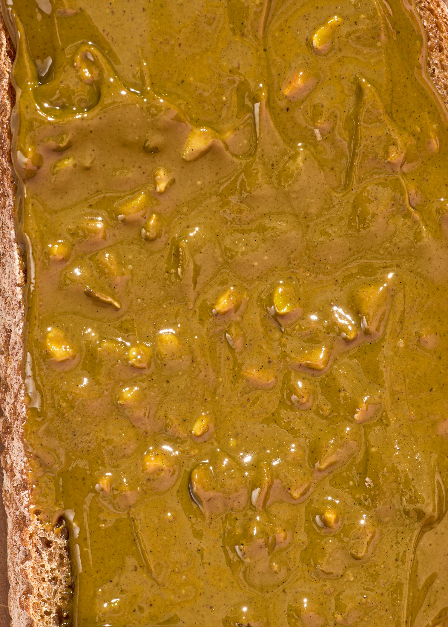 ein Stück Brot mit Erdnussbutter darauf