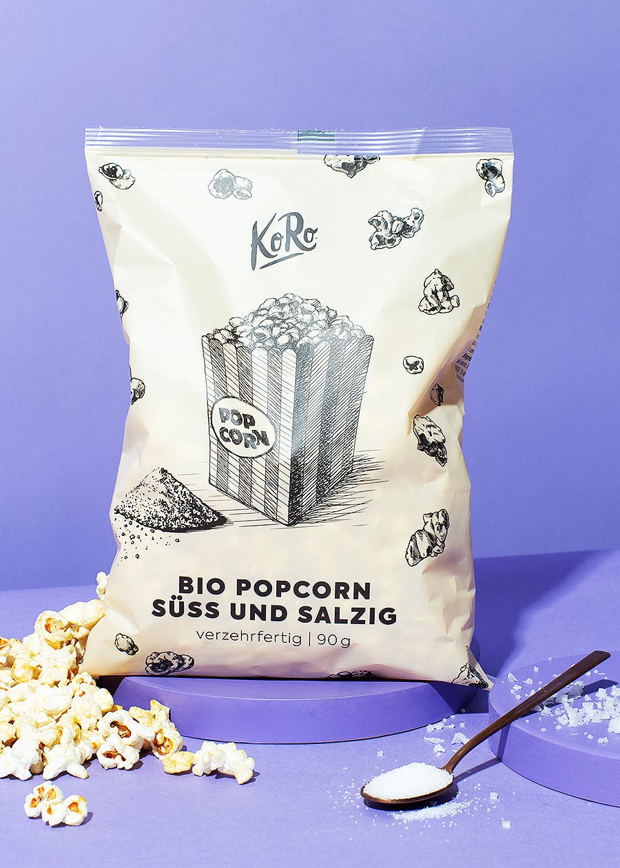 Eine Tüte Bio-Popcorn steht auf einem Tisch
